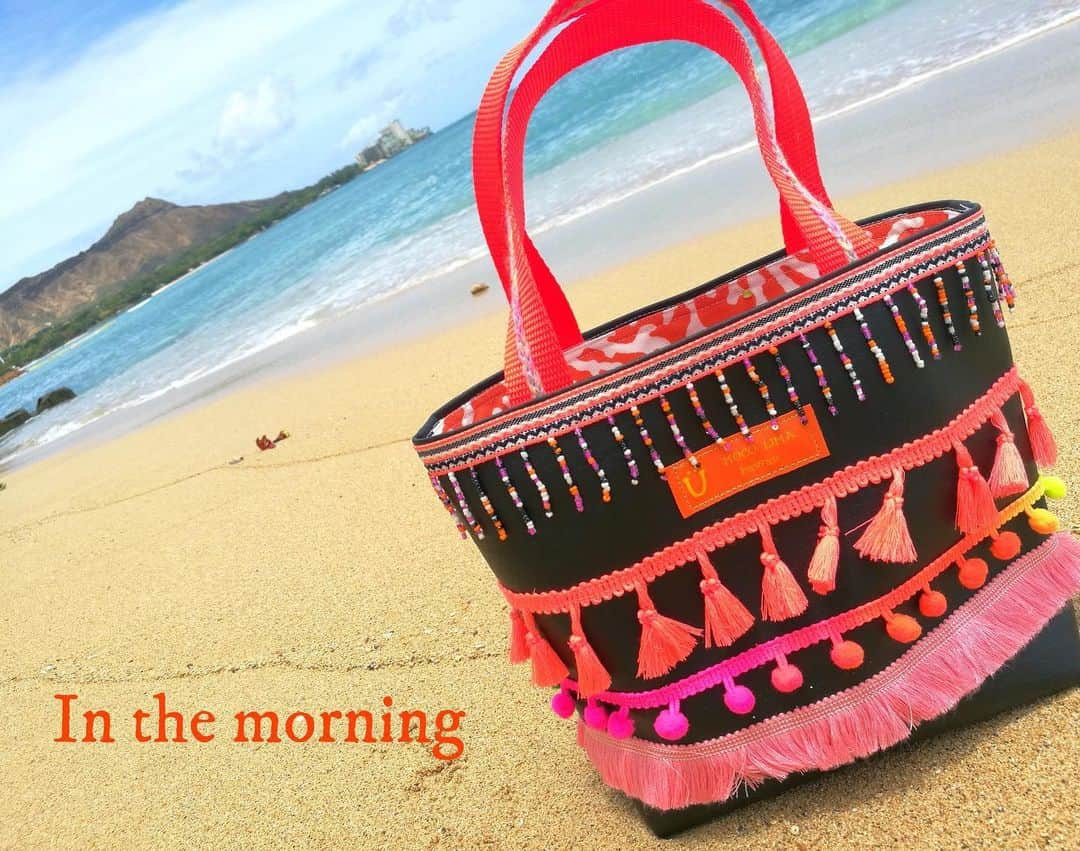 Moco Lima Hawaiiさんのインスタグラム写真 - (Moco Lima HawaiiInstagram)「New* Pompom Mini Tote Orange, Made by Moco  気付いたら1日中海に💦💦 午前と午後で海の表情が変わっていました。  #allday#girlstalk#atthebeach#ocean#waves#calm#niceview#diamondhead#friend#manacard#morning#afternoon#oceanporn#oceanaddict#loveocean#smile#love#hawaii#lovemyjob#mocolima#designer#founder#handmade#bag#madeinhawaii#モコリマハワイ#海#朝#午後#おしゃべり」7月21日 16時11分 - mocolimahawaii