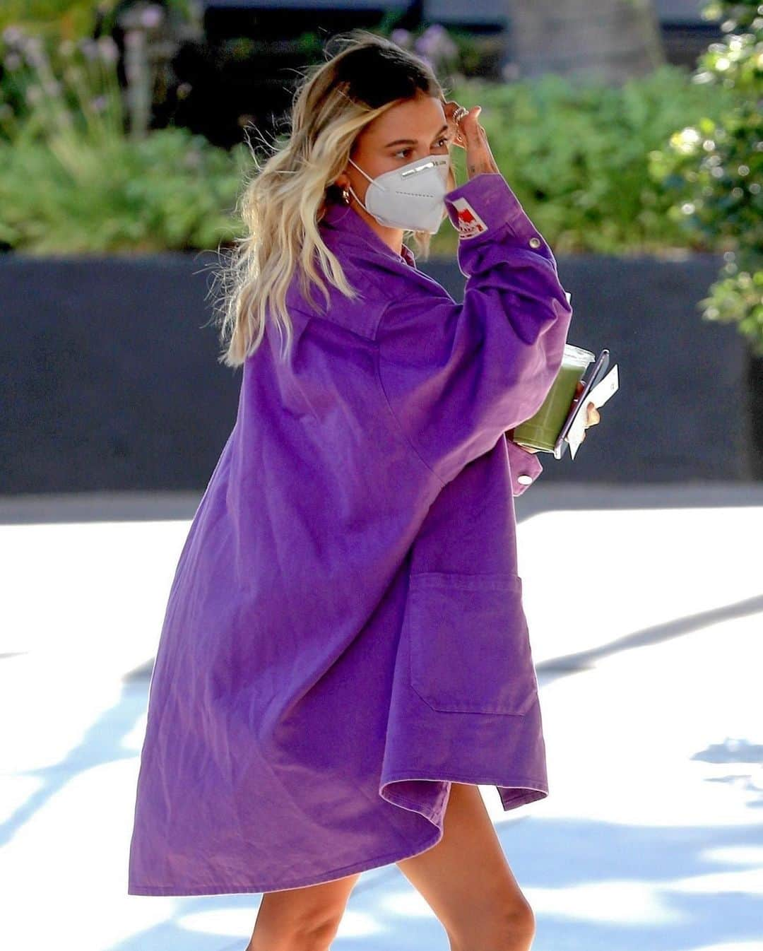 Just Jaredさんのインスタグラム写真 - (Just JaredInstagram)「@haileybieber arrives on set in Los Angeles to film a new project on Monday afternoon! #HaileyBieber Photos: Backgrid」7月21日 16時17分 - justjared