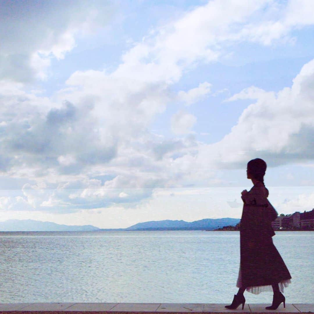 フジテレビ「空旅をあなたへ」さんのインスタグラム写真 - (フジテレビ「空旅をあなたへ」Instagram)「今週木曜23:09～の「空旅をあなたへ」は、 2018年11月に放送した白石美帆さんの 島根県 松江市の旅をお楽しみください✨  国宝・松江城がある松江市。 ここは宍道湖に寄り添うかつての城下町🥺  今回は、およそ１３０年の歴史を持つ「皆美館」へ🚶‍♀️  文豪・芥川龍之介や島崎藤村も愛した湯宿と言われています📚  そのあとは、世界一美しいと称えられる日本庭園を持つ、「足立美術館」。  自然の山を借景にする枯山水の庭など、 四季折々の表情が人々を魅了します✨  一期一会の美しさに癒される、 島根の空旅です❗️  放送をお楽しみに！  (※関東のみの放送です)   #白石美帆 さん #島根県  #松江  #松江城  #皆美館  #足立美術館  #空旅  #空旅をあなたへ  #撮影 #撮影オフショット」7月21日 16時21分 - soratabi_fuji