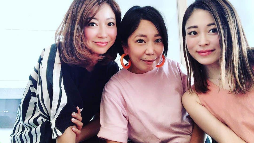 安村幸子さんのインスタグラム写真 - (安村幸子Instagram)「マツエクリペアで @lycka_eyelash_este へ❣️  今月も程よいフサフサなマツエク復活しました◡̈⃝♡  マツエクのあとは。。。大好きな2人とっ❤️ 最新の美容&健康の事を沢山教えてくれる2人っ❤️  いつもありがとうー😍  #自慢の友達 #真友 #西宮マツエクサロン #神戸マツエクサロン #大阪マツエクサロン #梅田マツエク  #Lycka #Lycka大阪 #マツエク大阪 #ブライダルマツエク #Lycka神戸 #神戸マツエク #大阪マツエク #eyelash #まつ毛エクステ #プライベートサロン #Lycka_by_atelier.  #リッカ  #ブライダルエステ #Lyckaマツエク #西宮マツエク #西宮マツエクサロン #甲子園マツエク #ブライダルマツエク #梅田マツエク  #アイリスト募集 #アイリスト求人」7月21日 16時22分 - sachiko.y.523