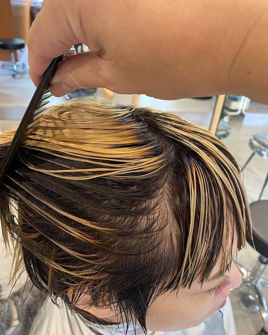 Yanagihara Hirokiさんのインスタグラム写真 - (Yanagihara HirokiInstagram)「#ヘアカラーを楽しもう サーフェスカラー サーフェス⇨表面 全体のブリーチではなく　主に表面 にケアブリーチで明るくしてカラーを楽しみます。 ・ 色もベージュ、ピンク、イエロー、ブルー、バイオレット、グリーン と雰囲気に合わせてカラーしましょう！ ・ ・ 全体も落ち着いた色、柔らかいベージュと色々楽しめます。 ・ 夏はサーフェスカラー #サーフェスカラー #キャラデコアクリル #ケアブリーチ #マッシュウルフ #マッシュショート」7月21日 16時36分 - yanagihara_hiroki