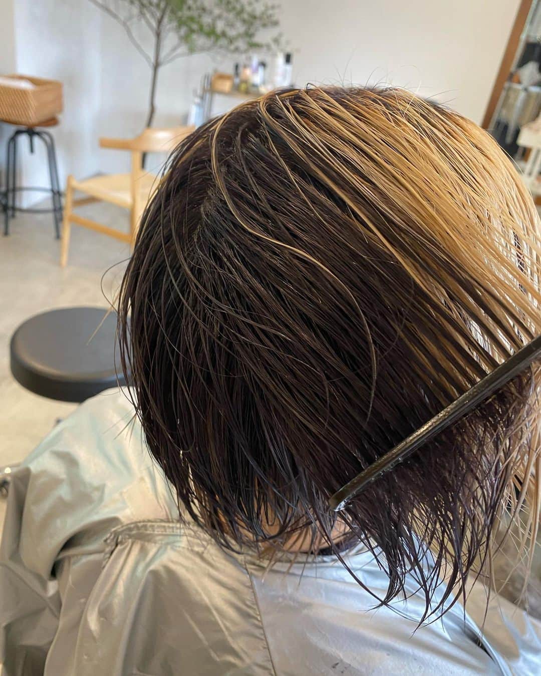 Yanagihara Hirokiさんのインスタグラム写真 - (Yanagihara HirokiInstagram)「#ヘアカラーを楽しもう サーフェスカラー サーフェス⇨表面 全体のブリーチではなく　主に表面 にケアブリーチで明るくしてカラーを楽しみます。 ・ 色もベージュ、ピンク、イエロー、ブルー、バイオレット、グリーン と雰囲気に合わせてカラーしましょう！ ・ ・ 全体も落ち着いた色、柔らかいベージュと色々楽しめます。 ・ 夏はサーフェスカラー #サーフェスカラー #キャラデコアクリル #ケアブリーチ #マッシュウルフ #マッシュショート」7月21日 16時36分 - yanagihara_hiroki
