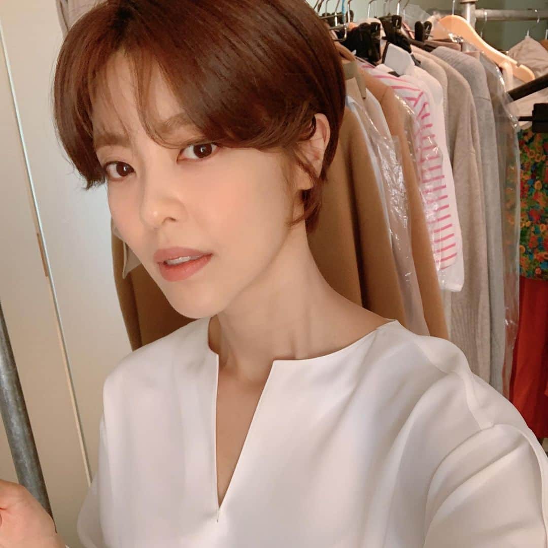 イ・ユンジのインスタグラム：「안녕하세요.오랜만이예요#낯선그녀ㅡ풀메+어플#전문가가지나간자리 @h.maum @hairstylist__ean2100 @mstyle_mama」