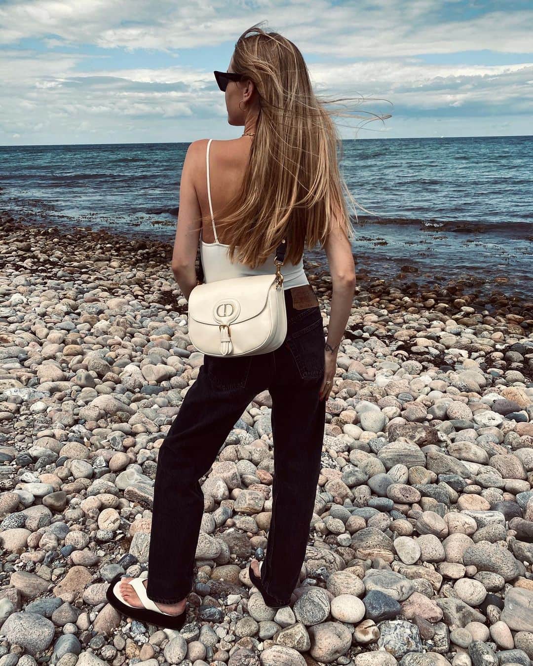 ペニーレ・タイスベックのインスタグラム：「Annonce Beach Day with Bobby🤍 @dior #diorbobby」
