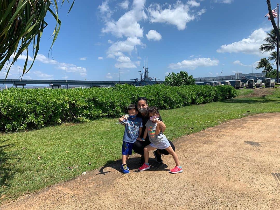 エリナ シルカのインスタグラム：「End of quarantine!! So off we go to the aviation museum for a little treat for the kids 🛩✈️ 隔離生活よく頑張りましたご褒美として飛行機博物館！貸し切り状態でコロナとかは安心だったけど、やっぱり観光業メインのハワイにとっては大打撃…心配だ…コロナのばかー！」
