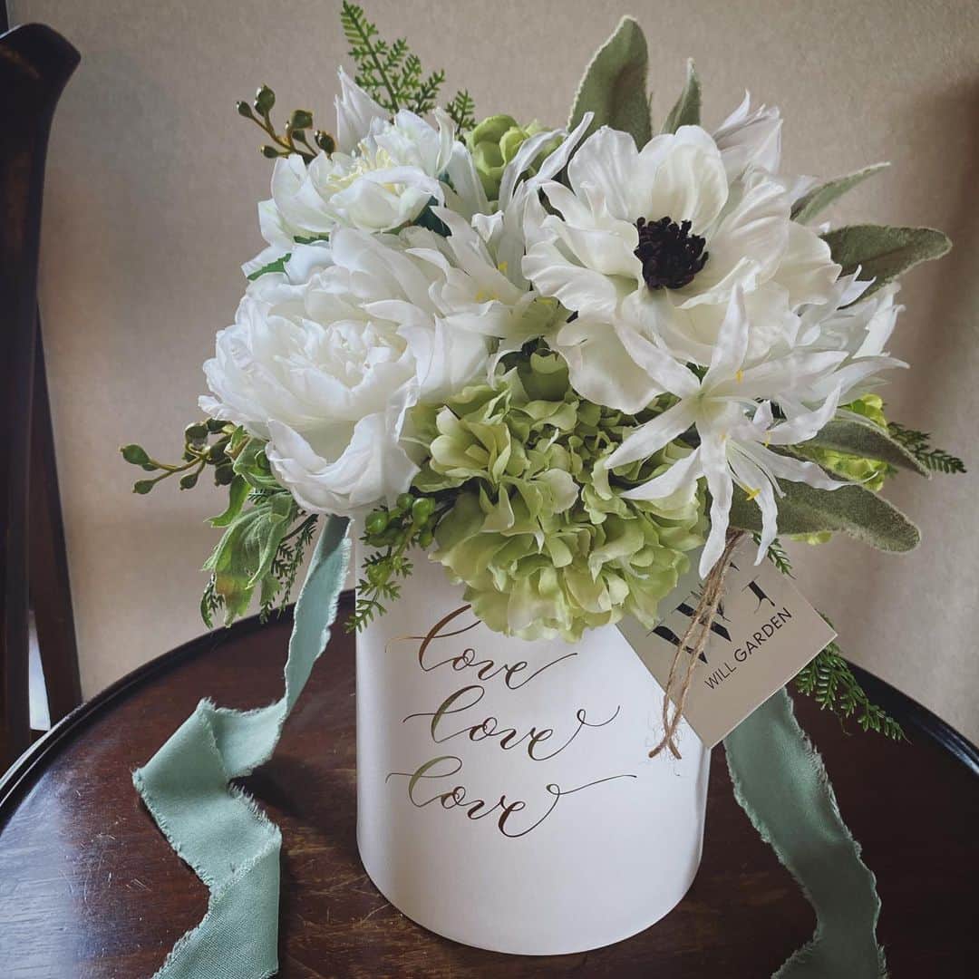 畑野ひろ子のインスタグラム：「今日は、お花のお仕事。 アーティフィシャルフラワーのBOXアレンジ。 @willgarden_official   #flowers #artificialflower #arrangement #boxarrangement #gif #willgarden」