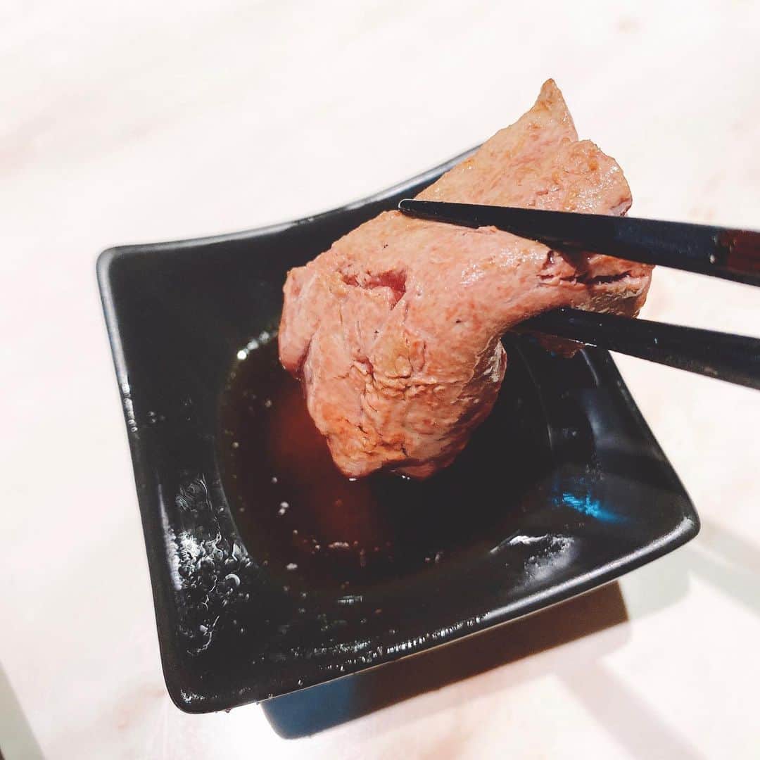 堀尾実咲さんのインスタグラム写真 - (堀尾実咲Instagram)「「牛の達人private本店」（　@gyutatsu.private ） に行ってきました🐮🖤  ・ ・ わたしの焼肉ブームまだまだ続いてる💋笑  ・ ・  ここのお店よく行くんだけど、とにかくお肉が新鮮でとても美味しいの☺️ ホルモン系も臭みが全くない！好きすぎて毎回頼んでしまう☺️  ・ ・ そしてこんな今だからこそとても有難い個室なのです😌安心✨  ・ ・ おすすめの大好きなお店なのでみんなもぜひ行ってみてね❤️  ・ ・ ちなみにね、お肉全国宅配もしてるんだって😍 お店遠いよって方やお家ごはんが好きな方はぜひぜひぜひ❤️  ・ ・ お肉の美味しい焼き方の動画まで載っていたからわたしもお家焼肉の際は参考にしてみよう🤫♡  ・ ・ 全国宅配こちら👇 https://beefpro.stores.jp/  ・ ・  #焼肉 #個室 #牛の達人」7月21日 16時33分 - misaki.horio