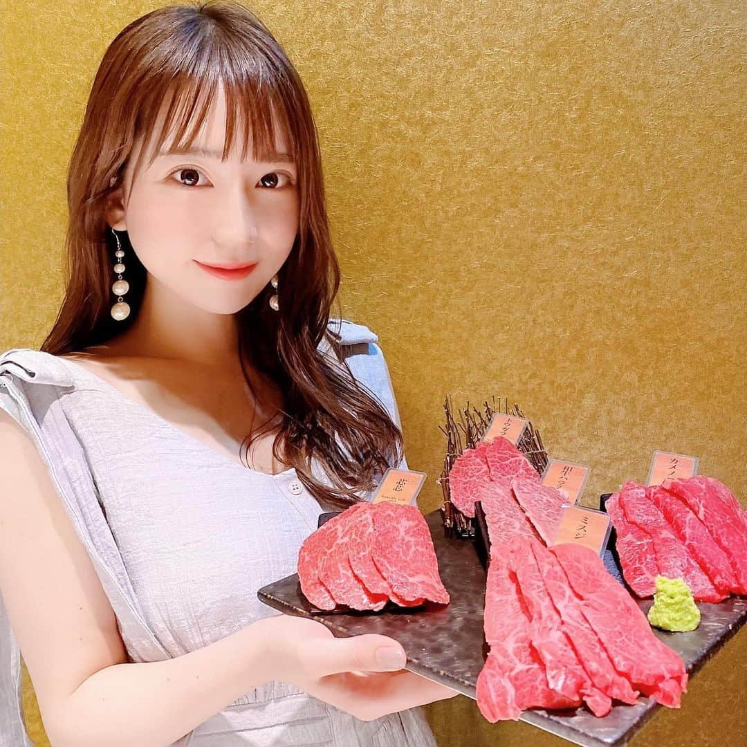 のインスタグラム：「「牛の達人private本店」（　@gyutatsu.private ） に行ってきました🐮🖤  ・ ・ わたしの焼肉ブームまだまだ続いてる💋笑  ・ ・  ここのお店よく行くんだけど、とにかくお肉が新鮮でとても美味しいの☺️ ホルモン系も臭みが全くない！好きすぎて毎回頼んでしまう☺️  ・ ・ そしてこんな今だからこそとても有難い個室なのです😌安心✨  ・ ・ おすすめの大好きなお店なのでみんなもぜひ行ってみてね❤️  ・ ・ ちなみにね、お肉全国宅配もしてるんだって😍 お店遠いよって方やお家ごはんが好きな方はぜひぜひぜひ❤️  ・ ・ お肉の美味しい焼き方の動画まで載っていたからわたしもお家焼肉の際は参考にしてみよう🤫♡  ・ ・ 全国宅配こちら👇 https://beefpro.stores.jp/  ・ ・  #焼肉 #個室 #牛の達人」