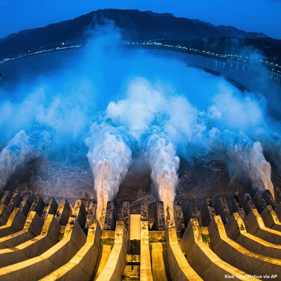 ABC Newsさんのインスタグラム写真 - (ABC NewsInstagram)「Floodwaters are discharged at the Three Gorges Dam in central China's Hubei province. #dam #flood #china」7月21日 16時33分 - abcnews