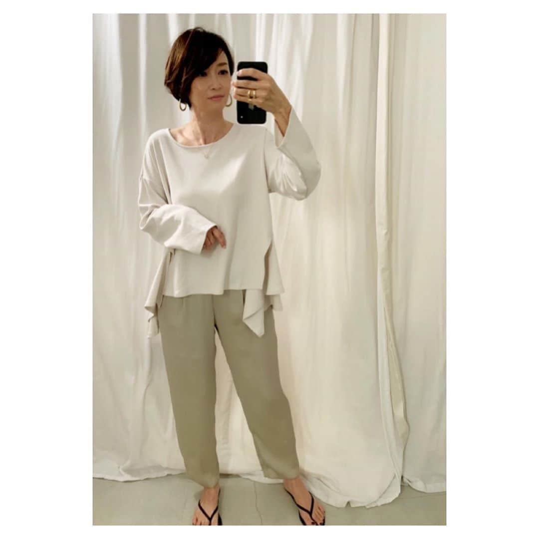 辺見えみりさんのインスタグラム写真 - (辺見えみりInstagram)「今日ご紹介した @outersunset_official の  irregular tops pantsにも合います。このpantsは @unitedarrows_official のもの (今の時点でwhiteは 完売してしまいました💦ちなみにgrayもおススメです ...