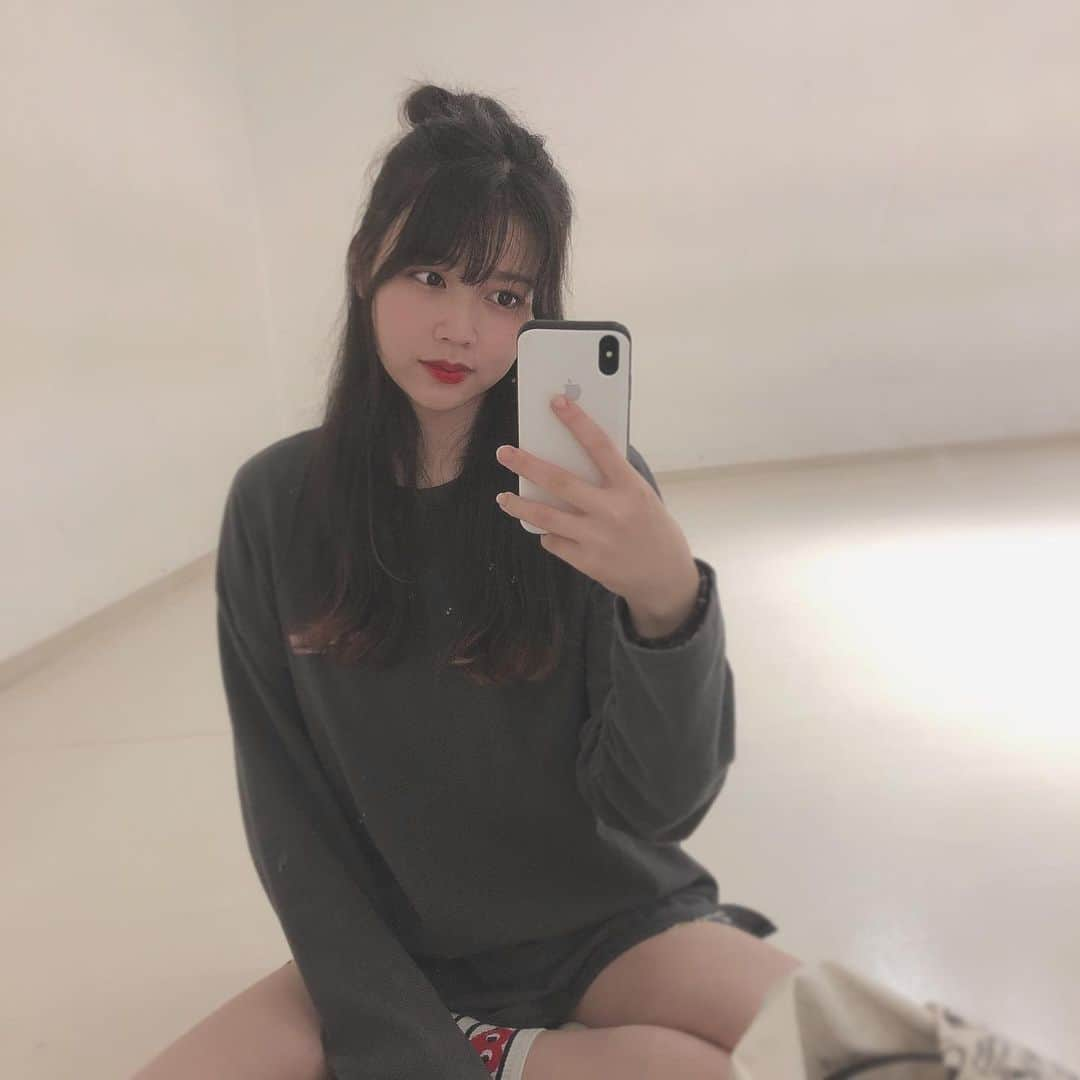 谷中唯彩さんのインスタグラム写真 - (谷中唯彩Instagram)「そろそろiphoneケース変えたいな、、 おすすめありますか？😉 . #yuisa #erg #유이사 #얼스타그램 #거울샷 #좋아요 #fyp #caseiphone #ゆるだぼ #ヘアアレンジ」7月21日 16時42分 - yuisa_erg