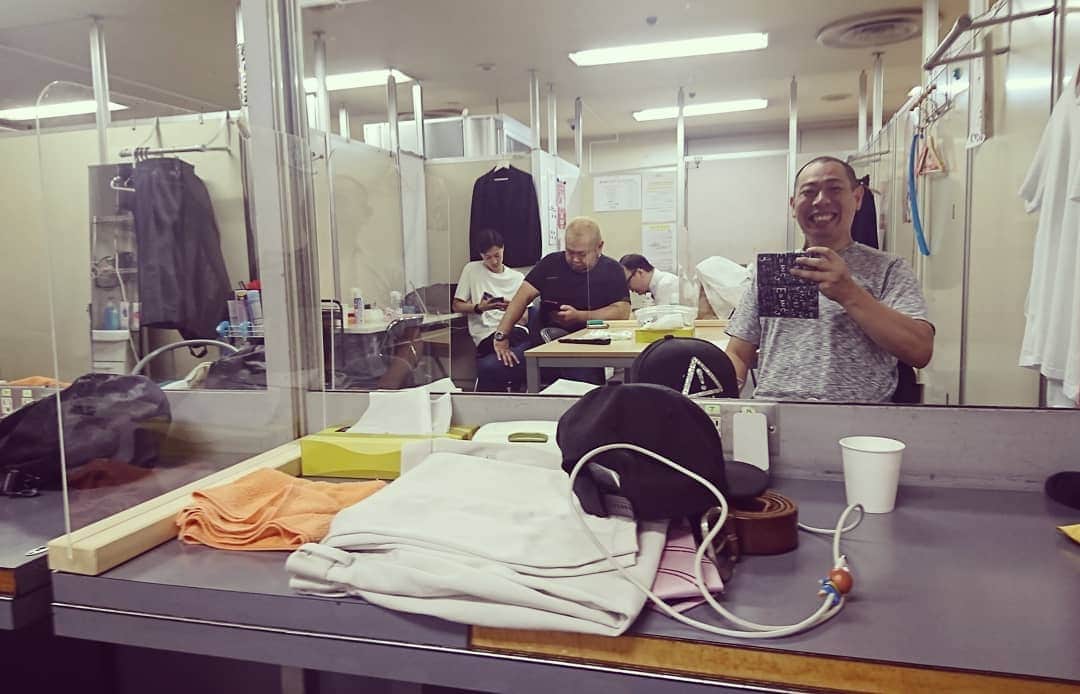 のインスタグラム：「今日はルミネ出番をいただきました(*^^*) 楽屋がソーシャルディスタンスになってました！  #ルミネtheよしもと #劇場出番 #お笑い #ルミネ #お客さん #人数制限 #レギュラー松本 #あるある探検隊 #劇場 #楽屋」