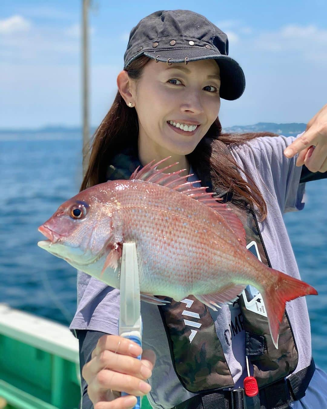 滝沢沙織さんのインスタグラム写真 - (滝沢沙織Instagram)「先週オンエアの『照英　秋丸美帆の最強！釣りバカ対決！！』を観てくださった皆様、ありがとうございました😊❗️ 沢山のコメント嬉しいです💕 ウィリー五目釣り🎣対決で、照英さんとチームになり、見事❗️✨最後に真鯛を釣り上げて勝つことができましたー🎉🎣💖 私もまさかの真鯛にビックリ❗️❗️✨ 久しぶりの釣りだったけれど、海が味方してくれました😊🎣 とにかく、真鯛だとわかった瞬間は、鳥肌ものでしたよっ（笑）✨ とても綺麗な真鯛だったし、ウィリー五目釣りは、どんなお魚が釣れるかワクワクする釣り🎣です✨ いろんな種類のお魚が釣れると、食べる楽しみもできます💕 これから更に暑いシーズンとなりますが、皆様も水分をしっかり摂りながら暑い夏を乗り越えてくださいね‼️✨ あぁ〜。また釣りバカ対決がしたいっ❗️💕（笑） そして、秋丸美帆ちゃんと同じチームで釣りがしたいっ（笑） #滝沢沙織 #照英　秋丸美帆の最強！釣りバカ対決！！ #ウィリー五目釣り #真鯛が見事ヒット‼️ #勝利 #天気は最高☀️ #とにかく無風で暑かった💦 #fishing#fish#fishinglife#釣り#魚#釣り女優#滝沢釣り道#釣り女子#釣り好き」7月21日 16時47分 - saori_takizawa.official