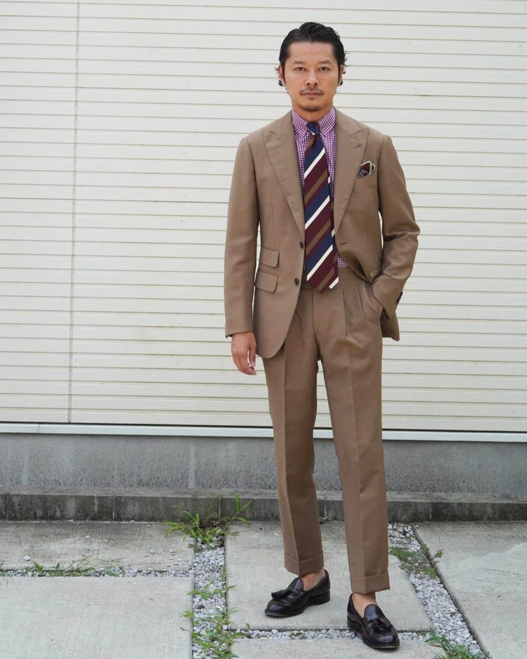 高田朋佳のインスタグラム：「Suits style...  ———————————————————————— #summersuits #suitsstyle #summerstyle #mensstyle #mensstyleguide #menswear #blazerstyle  #takadachannel #youtuber #onlyone #newcolonialstyle #jetset #singapore #luxuryresort #colonyclothing #singaporelife #singaporestyle  #lifestyle #fashion #mensfashions #dapper #igfashion #sprezzatura」