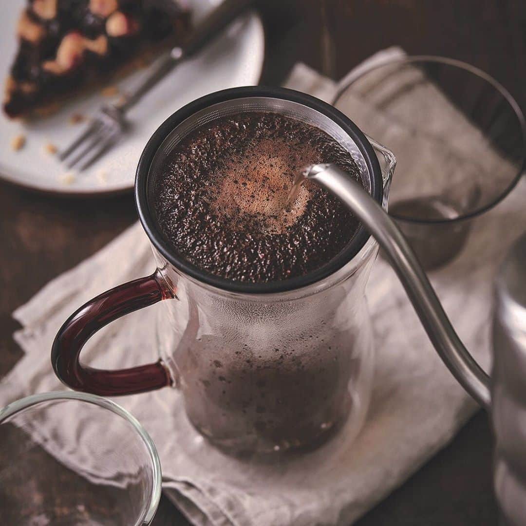UCC上島珈琲さんのインスタグラム写真 - (UCC上島珈琲Instagram)「.﻿ ＼コーヒー器具「bonmac ダブルウォールコーヒーカラフェセット」のご紹介✨／﻿ ﻿ コーヒーの香りをより楽しめる「bonmac ダブルウォールコーヒーカラフェセット」( @bonmac_official )をご紹介します☕﻿ ﻿ こちらのセットはコーヒーのアロマオイルも一緒に抽出できるステンレスフィルターを使用しているので、より香りや甘みを感じることが出来るんです😍﻿ さらにステンレスフィルターのメッシュサイズにこだわり、抽出効率もアップ💯﻿ ﻿ べっこうを模した赤茶色の取っ手や緩やかなカーブの本体形状などデザインにもこだわったオシャレなコーヒー器具です👏﻿ コーヒーをより楽しめるアイテムで、優雅なコーヒータイムをお過ごしください☕💕﻿ ﻿ 詳しくは「bonmac ダブルウォールコーヒーカラフェセット」で検索してね🔍﻿ ﻿ #コーヒーカラフェ﻿ #カラフェ﻿ #ドリップ﻿ #ドリップコーヒー﻿ #ボンマック﻿ #bonmac﻿ #コーヒー器具﻿ #キッチンアイテム﻿ #お気に入りアイテム﻿ #おしゃれ﻿ #べっこう﻿ #家淹れコーヒー﻿ #丁寧な暮らし﻿ #コーヒー﻿ #コーヒーブレイク﻿ #コーヒータイム﻿ #コーヒーのある暮らし﻿ #コーヒー好きな人と繋がりたい﻿ #コーヒー大好き﻿ #コーヒー豆﻿ #コーヒー部﻿ #coffee﻿ #coffeetime﻿ #coffeelover﻿ #coffeegram﻿ #coffeestyle﻿ #ucc﻿ #ucc上島珈琲﻿ #uccコーヒー」7月21日 17時00分 - uccueshimacoffee