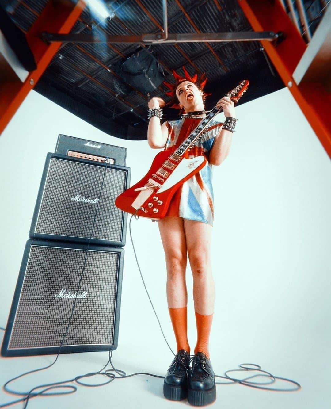 アンダーグラウンドのインスタグラム：「@YUNGBLUD wears the Original Wulfrun Creeper on a Double Sole.⁠ ⁠ ⁠ From the release of the latest single Strawberry Lipstick. ⁠ ⁠ Directed by Christian Breslauer and starring LA-based singer-songwriter Jesse Jo Stark, YUNGBLUD premiered the new music video of his anthem 'Strawberry Lipstick'.⁠ An explosive cocktail of pop rock and punk, 'Strawberry Lipstick' will surely get you pumped.⁠ ⁠ ⁠ ⁠ #UndergroundEngland #UndergroundShoes #UndergroundCreeper #WulfrunCreeper #Creepers #Underground #Wulfrun #OriginalCreeper #algender」