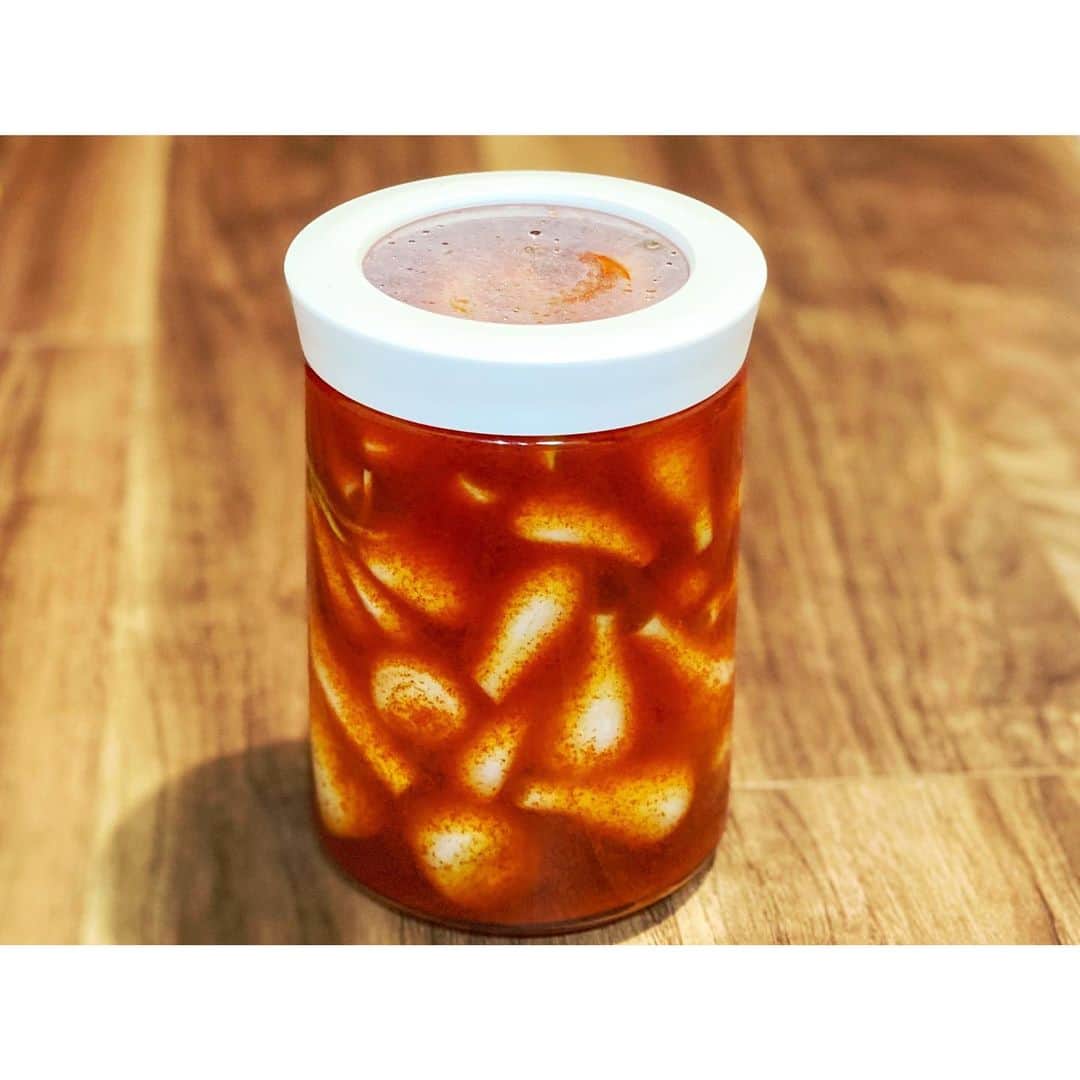 のインスタグラム：「オリジナルらっきょう漬けました 辛甘のカプサイシンらっきょう🌶 旨辛系の唐辛子パウダーとパプリカで香りの良いらっきょうに。 ・ これとピータンを一緒にとか、カレーとか、サバ缶に刻んでかけたり、楽しみです。 ・ 以下は栄養素的なお話　 by @mikichon_chon  ・  らっきょうには、ごぼうの約４倍の食物繊維が含まれています！腸内環境を整え、脂肪の吸収を抑えるなどの効果があります。ただ、水に溶けやすい食物繊維なので漬け汁も一緒に食べたほうが◎  また、玉ねぎやニンニクにも含まれるアリシンという成分を含んでいるので、豚肉などのビタミンB1を多く含む食材と合わせると疲労回復、スタミナUPにつながります！→唐辛子との組み合わせもこの効果を高めるのでいいですね  パプリカパウダーをプラスすることでビタミンや鉄分もプラス  らっきょうは食べすぎると胃腸に刺激を与えすぎて荒れてしまうこともあるので、1日に1～4粒がオススメです！  #らっきょう　#旨辛　#カプサイシン　#韓国唐辛子　#唐辛子パウダー　#カプサイシンパウダー　#パプリカ　#ごはんがすすむ #漬物　#カレー」