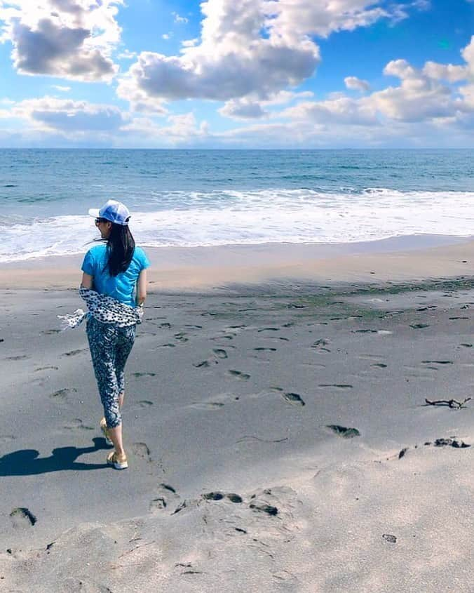 吉山りささんのインスタグラム写真 - (吉山りさInstagram)「ウニじゃなくうみ〜🏝  🏖🐠𓇼𓆡🏝  Tシャツ  トゥルーレリジョン パンツ  しまむら スニーカー  Michael Kors ストール  STAR サングラス 偏光 CAP  Surf  #吉山りさ #フリーモデル  #海 #beach #ビーチ #ocean #sea #撮影モデル #秘湯ロマン #温泉 #モデル #model #japanesegirl #写真 #photography #photo #beachlover #oceanview #happylife #fashiongram #fashion #カジュアル #キャップ #cap #サングラス #uvケア #紫外線対策 #日焼け止め #horizon  #nooceannolife 😍💘🧜🏿‍♀️💕✨」7月21日 17時11分 - oreorerisa