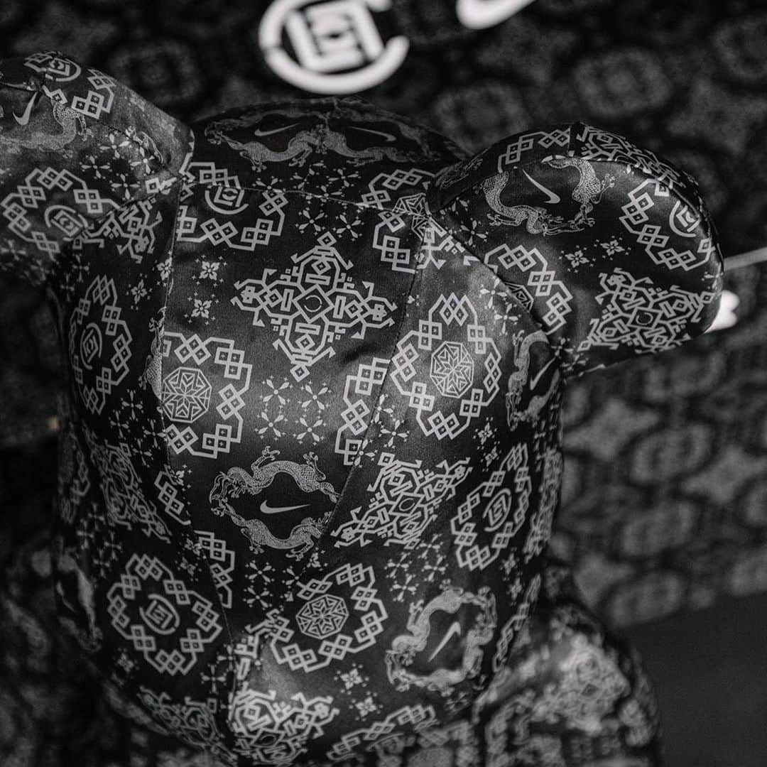 HYPEBEASTさんのインスタグラム写真 - (HYPEBEASTInstagram)「@hypebeastart: @clot has revealed an upcoming 1000% “Black Silk” BE@RBRICK. Serving as the latest in the Silk Royale legacy, the follow-up to the “Royale University Blue Silk” BE@RBRICK celebrates the CLOT x fragment design x Nike “Black Silk” Air Force 1 released last year. Hit the link in bio for full details on the drop and how you can enter the raffle.⁠⠀ Photo: CLOT」7月21日 22時42分 - hypebeast