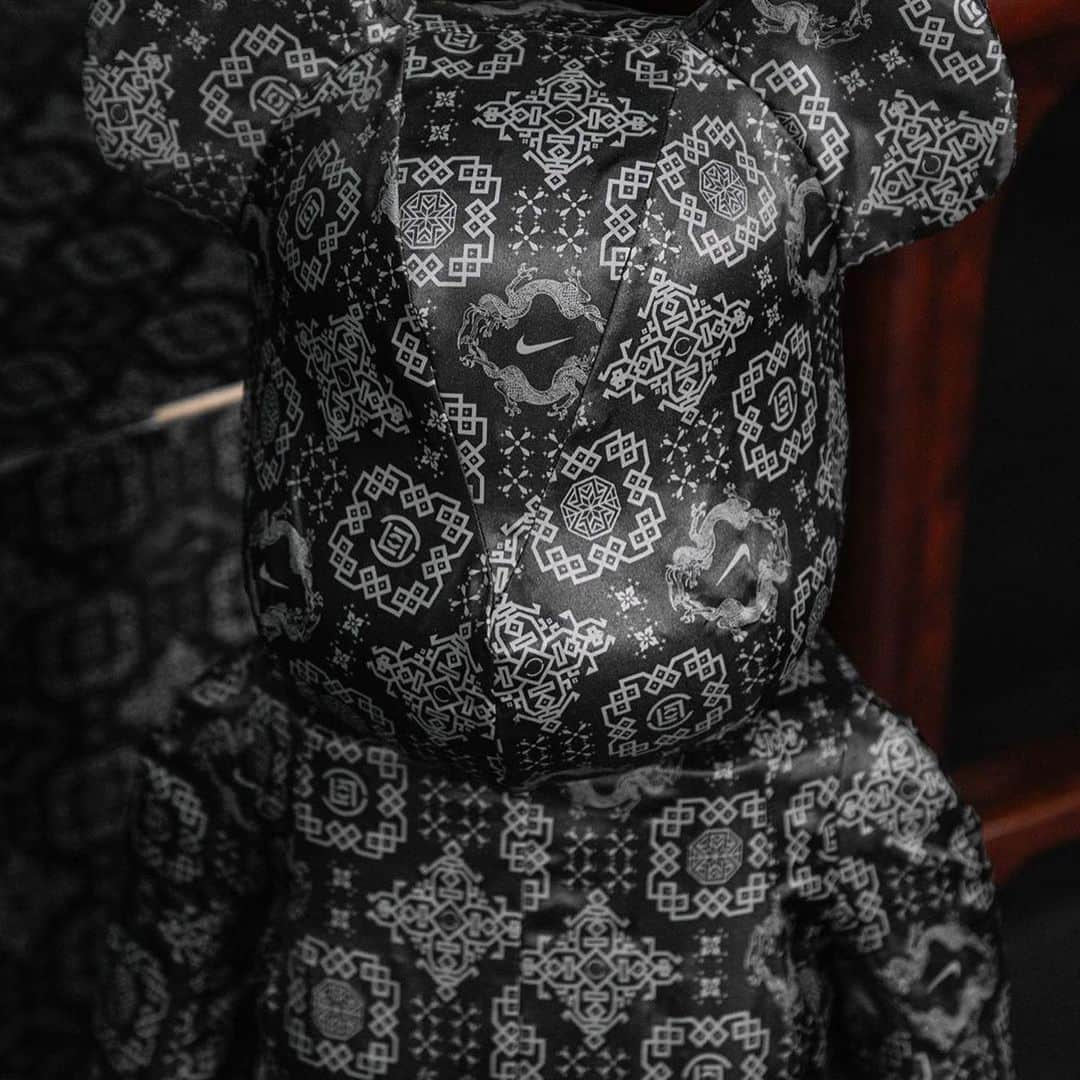 HYPEBEASTさんのインスタグラム写真 - (HYPEBEASTInstagram)「@hypebeastart: @clot has revealed an upcoming 1000% “Black Silk” BE@RBRICK. Serving as the latest in the Silk Royale legacy, the follow-up to the “Royale University Blue Silk” BE@RBRICK celebrates the CLOT x fragment design x Nike “Black Silk” Air Force 1 released last year. Hit the link in bio for full details on the drop and how you can enter the raffle.⁠⠀ Photo: CLOT」7月21日 22時42分 - hypebeast