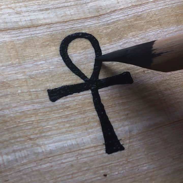 Seb Lesterのインスタグラム：「Anyone recognise this? It's an Ankh, an ancient Egyptian symbol of life, traditionally written on papyrus with a reed pen.✍️🙂👍 Follow @googleartsculture to learn more about hieroglyphics and ancient Egypt, an awe-inspiring period in world history. #ad #hieroglyphics #egypt #ankh #amazing」