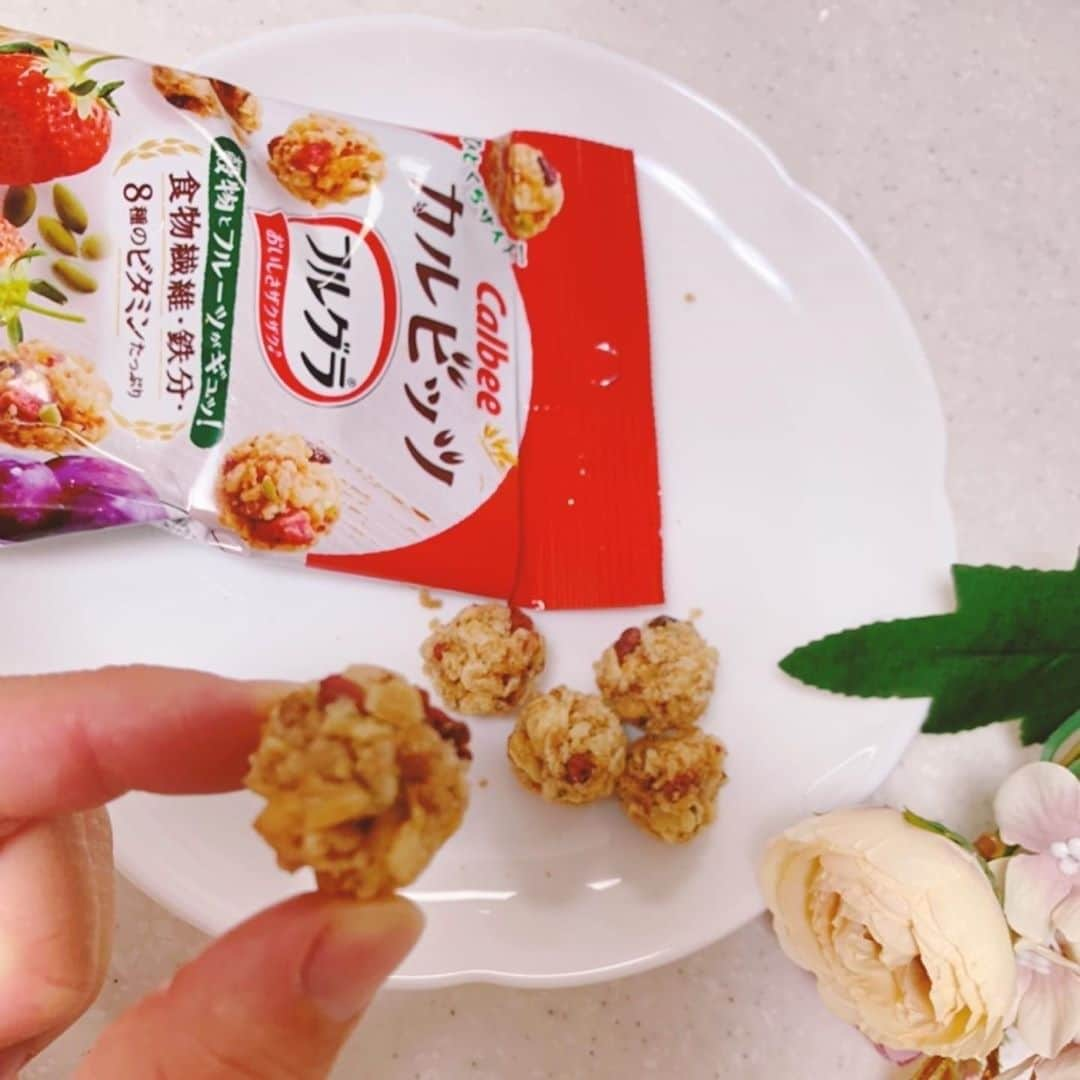 サンプル百貨店のインスタグラム：「おいしさと栄養を1粒にギュッと凝縮😆 食物繊維・鉄分・8種のビタミンたっぷりでカラダに嬉しい栄養素がおいしく摂れ間食にぴったり👍 携帯できるひとくちサイズもうれしい 😋カルビー カルビッツフルグラ 26g😋 ・ サンプル百貨店公式Instagramアカウントでは  #サンプル百貨店 や @3ple_dept を投稿文に つけてくれたみなさまの投稿を リポストしてご紹介しております* ・ ---------------------------- @rara_event2019 さん  サンプル百貨店をご愛用頂き ありがとうございます♡ ----------------------------- ・ #サンプル百貨店 #ちょっプル #お得 #お得生活 #お得情報 #家計簿 #貯金 #節約 #ポイ活 #おうち時間 #カルビッツ #カルビー #Calbee #フルグラ #食物繊維 #鉄分 #ヘルシー ・ ・・・・・・・・・・・・・・・・・・ ・ 【RSPliveレポート📝】 ・カルビッツフルグラ 🔍フルグラがま〜るくなってカルビッツ 🔍シリアルブランドNO.1のフルグラが食べやいひとくちサイズになって新登場！ 🔍カルビッツフルグラの３つのポイント！ １.フルグラのザクザク食感 ２.女性の口に合わせたひとくちサイズ ３.うれしい栄養素 ☀️ポロポロ溢れないし、食べやすい✨これは、すごい💛ザクザク食感も、とっても満たされるー💕 穀物と、フルーツがギュッ！とても大満足でした🍓✨ 美味しかったです💕ありがとうございました😊 #rsplive#サンプル百貨店#カルビッツ#フルグラ」