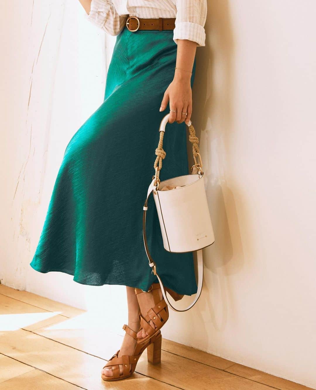 バネッサ・ブリューノさんのインスタグラム写真 - (バネッサ・ブリューノInstagram)「Pour un look à l’élégance désinvolte : assortissez une jupe longue émeraude à une paire de sandales et notre mini sac seau Holly en cuir blanc.   For an effortlessly elegant look: pick an emerald green skirt, a pair of sandals and our Mini Holly Bucket Bag in white leather.  #vanessabruno #summercollection2020」7月21日 17時25分 - vanessabruno