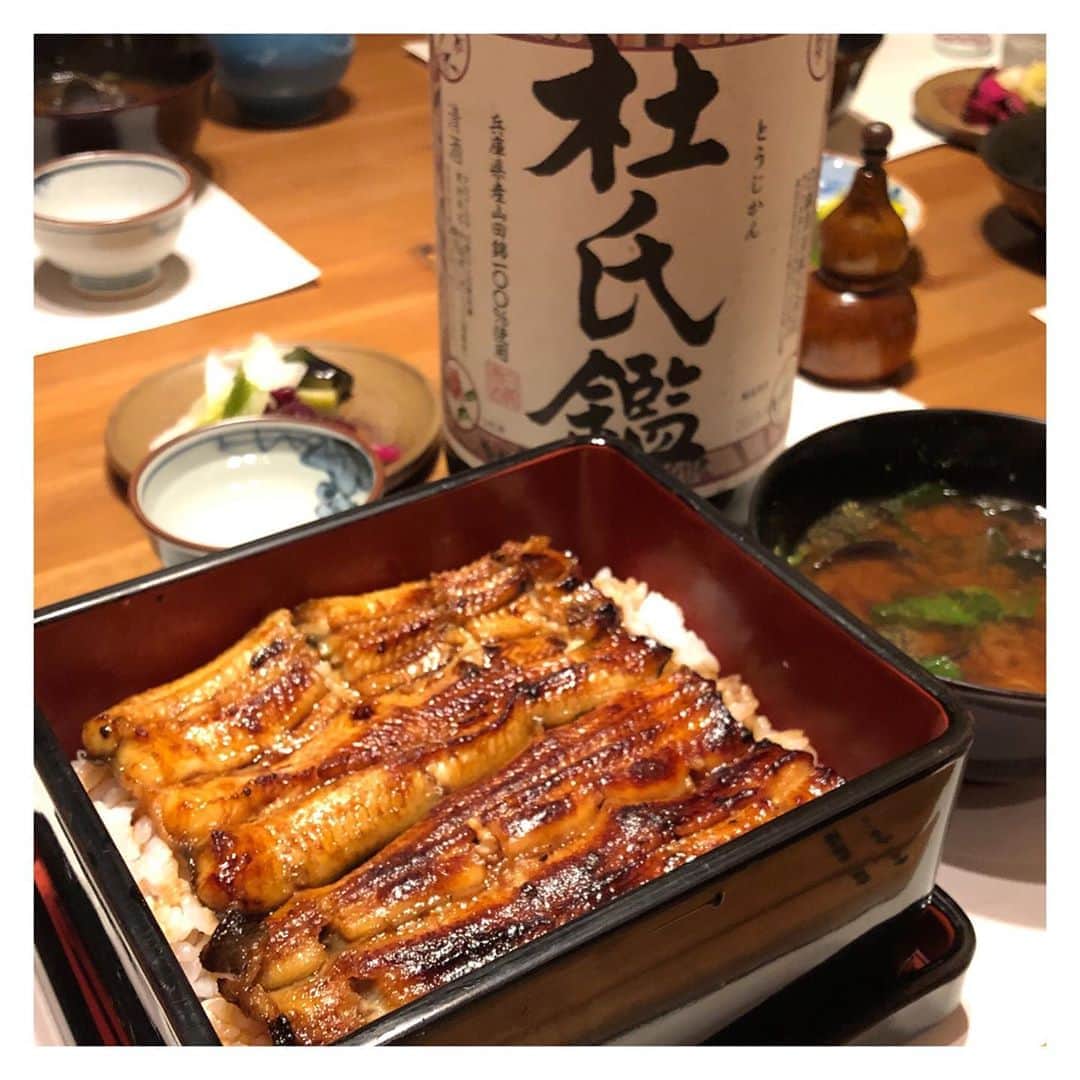 白鶴酒造株式会社のインスタグラム：「【土用の丑の日】 …といえば「鰻」。 江戸中期の博物学者で戯作者の平賀源内が広めたという説もありますが、さらに古く万葉集で大伴家持が歌っていました！  石麻呂に　われもの申す　夏痩せに　良しといふものぞ　むなぎ（鰻）取り食（め）せ  夏痩せした石麻呂さんを気遣って、鰻をおすすめしています。このころから、夏に元気をつける食べ物だったようです。 ふっくら香ばしく焼けた鰻と甘辛いタレにあうのは、やっぱり日本酒♪ みなさん体調をくずされないよう、夏を乗り切ってくださいね。  #日本酒 #hakutsuru #折り鶴 #foldedpapercrane #japan #神戸 #kobe #酒 #sake #japanesesake #白鶴 #japaneseculture #灘五郷 #GI灘五郷 #lovehyogo #lovekobe #insta_higashinada #鰻 #和輝 #土用の丑 #7月26日 #杜氏鑑」