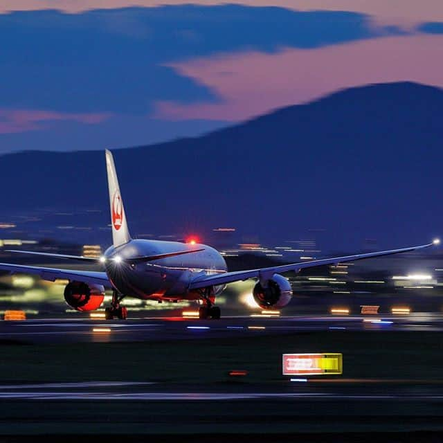 JALさんのインスタグラム写真 - (JALInstagram)「. Taxiing through the bright lights. #FreshAirJuly  鮮やかな光の中を駆け抜けます✈ . . Photo by @tigers_toshi Post your memories with #FlyJAL  #JapanAirlines #travel #airplane #travelawesome #momentofmine」7月21日 17時30分 - japanairlines_jal