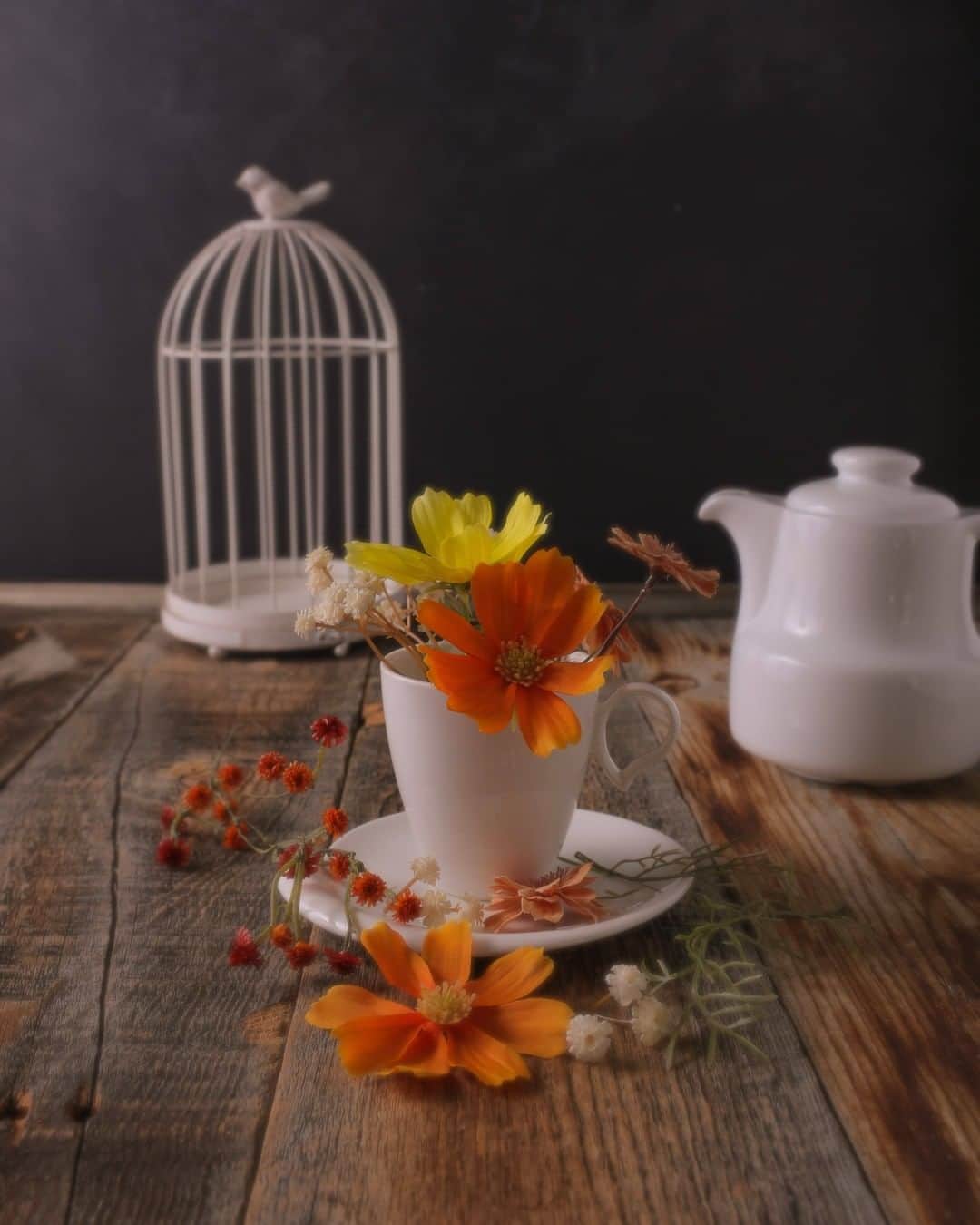 東京堂アーティフィシャルフラワーMAGIQのインスタグラム：「・ 『Autumn＆Winter　Collection　2020』  【Autumn Color Flower(オータムカラーフラワー）】 ・ FM1178-4,109　ナチュールコスモス FM250-1　デライトジプソ FM5629-13　ミネットデージーピック FM1544　ウォームジプソ"  ・ 【サマードアリース　キャンペーン】開催中！ ＊期間：７月９日（木）～７月３１日（金） ＊発表：８月６日（木）・７日（金） ＊入賞者：６名 応募は簡単！ 以下参加方法にて、どなたでも参加OKです！ ・ ◎参加方法 ① @magiq.jp をフォロー ② #magiqサマードアリース2020 をタグ付けて 投稿して下さい！    皆さまの参加お待ちしております！！ ・ #TOKYODO #MAGIQ #MAGIQのある暮らし #東京堂 #アーティフィシャルフラワー #アーティフィシャル #アートフラワー #造花 #花のある暮らし #花好きな人と繋がりたい #フラワーデザイン #フラワーアレンジメント #フラワーアレンジ #アレンジメント #花を飾る #artificial #artificialflower #flowerofinstagram #flowersoninstagram #autumnflowers  #花藝 #꽃스타그램 #조화」