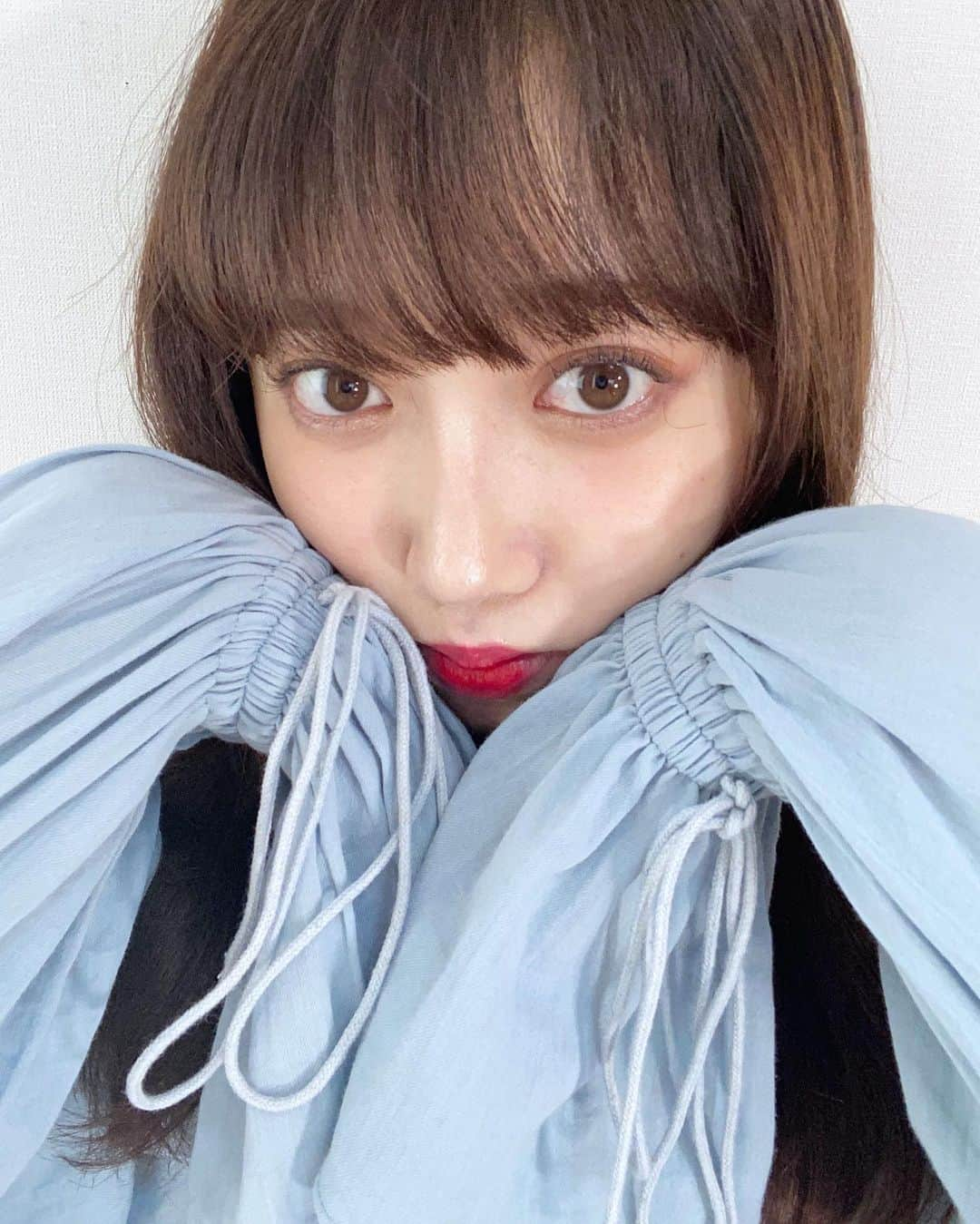 片原恵麻さんのインスタグラム写真 - (片原恵麻Instagram)「そういえば💡﻿ ﻿ 3年ぶり?4年ぶり?にワイドバングにしました〜!﻿ 毎度おなじみの大和さんにお任せしました‪✌︎﻿ ﻿ 私の骨格的にかな？一般的な前髪の小顔カットよりスッキリして見える(⸝ᵕᴗᵕ⸝⸝)﻿ しかも長さも絶妙で、シースルーにも前髪なしにもできてアレンジの幅広くて最高です( ᵕ̩̩ㅅᵕ̩̩ )﻿ ﻿ ありがとうございましたっ！！﻿ ﻿ ‬﻿」7月21日 17時31分 - emma_katahara