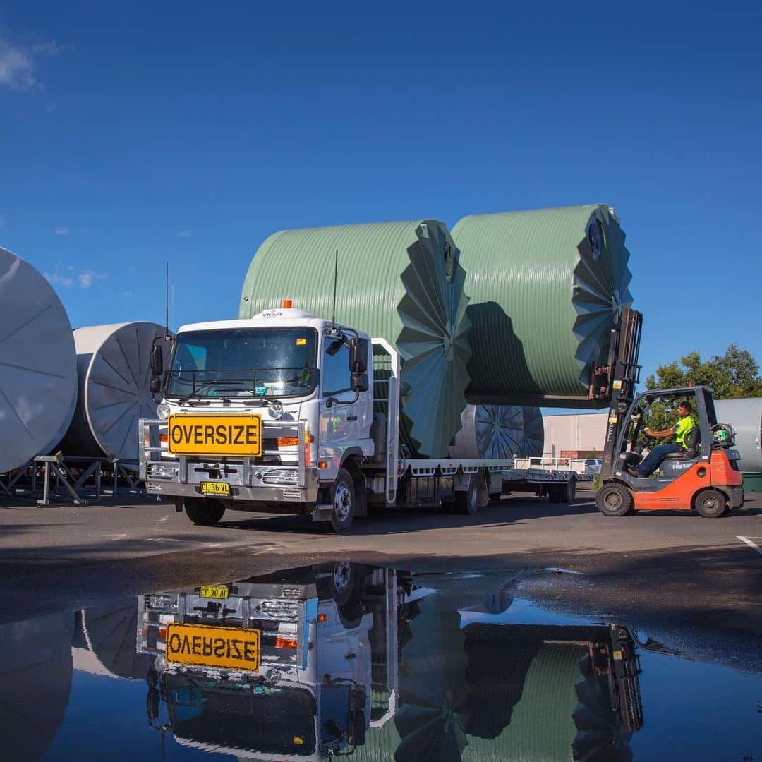ＵＤトラックスさんのインスタグラム写真 - (ＵＤトラックスInstagram)「オーストラリアの雨水タンク運搬車 Condor truck in Australia loaded with rainwater tanks  #udtrucks #udトラックス #truck #trucks #トラック #はたらくくるま」7月21日 17時32分 - udtrucksjp