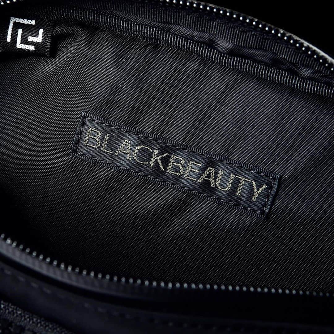 のインスタグラム：「HEAD PORTER期に世代を超えて世界中の人から愛された「BLACK BEAUTY」シリーズが、再構築されてデビューします。 スタイリッシュでコンパクト、タグ・パーツ・内装生地に至るまでオールブラックで統一され、カジュアルな中にも上品な印象を与えるBLACK BEAUTY。高級感のある染色技術が見せるカラーリングは、吸い込まれるような深く美しいブラックが表現されています。非常に軽量で撥水性に優れたポリエステル生地をベースに採用、柔軟で体にフィットしやすく型崩れしにくい形状記憶という性質も持ち合わせ、ディテールに合わせたボンディングを施すことでスタイリッシュな見た目をキープ。 今回の再構築での一番のこだわりは「丁度良さ」。日常使いを想定したストレスの無い快適な機能性はもちろん、黒の魅力を最大限に引き出すアイテムにもこだわりました。新しい技術を取りいれ、時代のニーズに合わせた機能性を探求し、進化し続けるBLACK BEAUTYの世界観をお楽しみください。 こちらのコレクションは、7月22日(水)よりRAMIDUS TOKYO STORE 及び RAMIDUS OSAKA STOREにて先行販売、7月29日(水)よりRAMIDUS ONLINEにて発売を予定しております。  RAMIDUS has inherited "BLACK BEAUTY”, previously known as the best selling signature range of HEAD PORTER. At RAMIDUS we understand and resonate with the need and obsession towards colour black. Carefully sourcing everything from the interior wadding to the smallest buckle in the deepest black to realise this truly all black BLACK BEAUTY range. The classic never change but it evolves. Applying new technologies, the bags are extremely light. Using densely woven polyester with shape memory quality, the bags will look good for many years to come. This collection will be available at RAMIDUS TOKYO STORE and RAMIDUS OSAKA STORE from Wednesday, 22th JULY and at RAMIDUS ONLINE from Wednesday, 29th JULY.  #blackbeauty #ramidus #ramidustokyo #ラミダス」