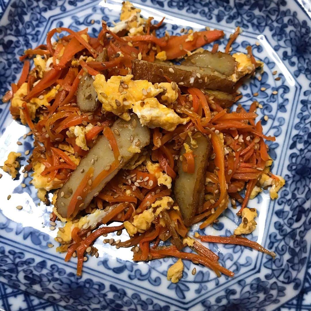 小川知子さんのインスタグラム写真 - (小川知子Instagram)「#肌チェック #カオマンガイ #パクチー #ニンジンしりしり🥕  #小川知子  暑いですねー💦 ショートヘアなのにいつもこうやって縛ってます。  大好きなカオマンガイを炊飯器で簡単に作って。 香菜（シャンツァイ）を沢山入れて、かき混ぜて頂きます。  ニンジンしりしりも大好き。  アップ写真は肌チェックにいいですよ。」7月21日 17時39分 - tomoko_ogawa_