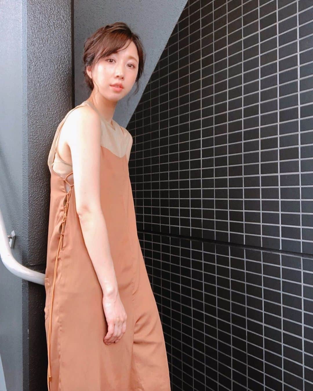 崎本ゆかりのインスタグラム：「. 今日も暑くてヘロヘロだたな〜。 お顔もテカテカ〜。。ツヤツヤじゃないんかーい🙄 夏越せるか毎年心配。笑  お仕事で 珍しくアップにしてもらったので 外暑いしそのまま帰宅🤡おつかれさまでした！ . . #summer#fashion#ootd#ameri#amerivintage#love#rompers#hairarrange#upstyle#model#sunnyday#natural#memories #梅雨明けまだかな#暑い日#ヘロヘロ#テカテカ#お仕事メイク#ヘアアレンジ#私服#ロンパース#楽ちん#可愛い#お気に入り#🧡」