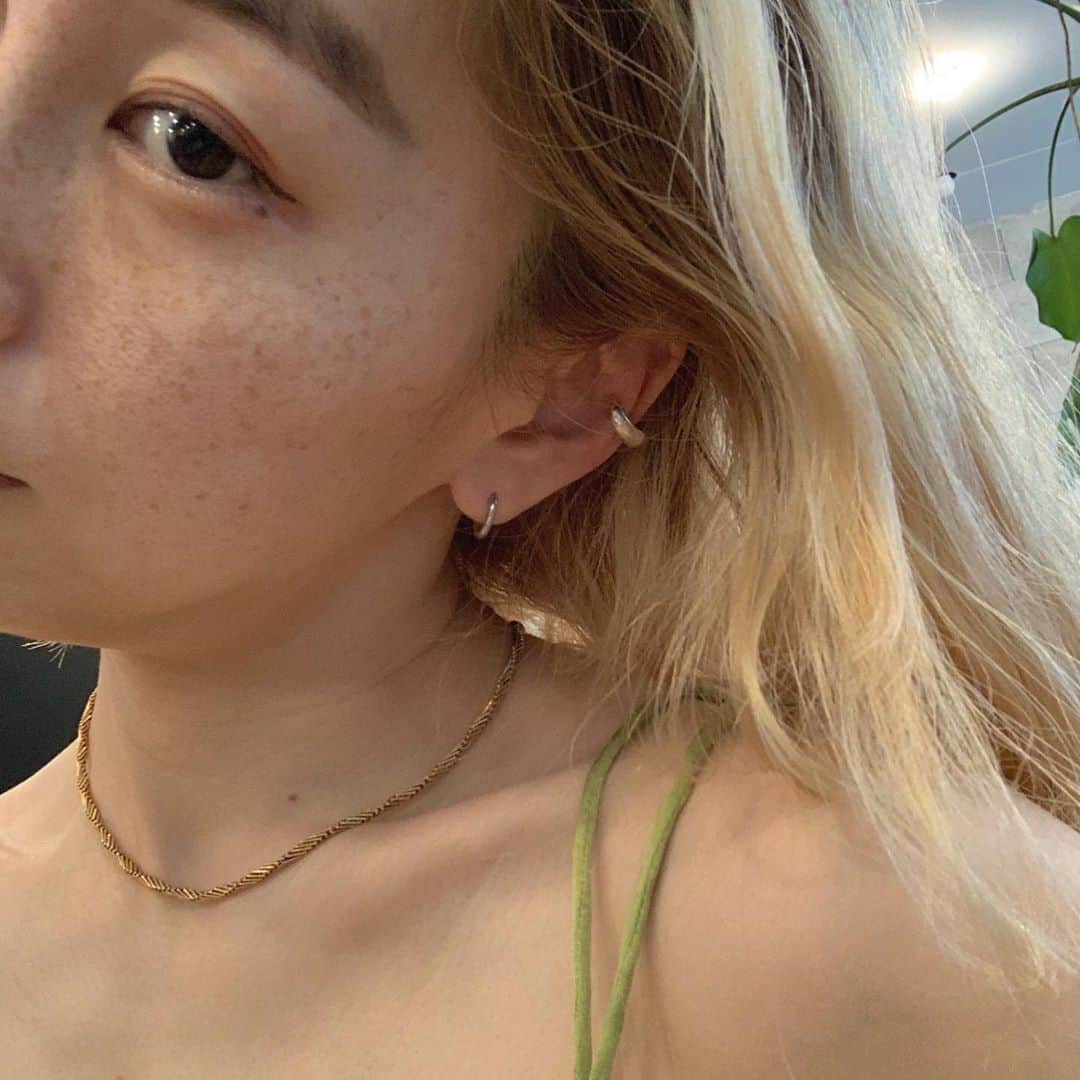 nanako itoのインスタグラム：「new 🤍 . @gagan.jewelry  . #earcuff」