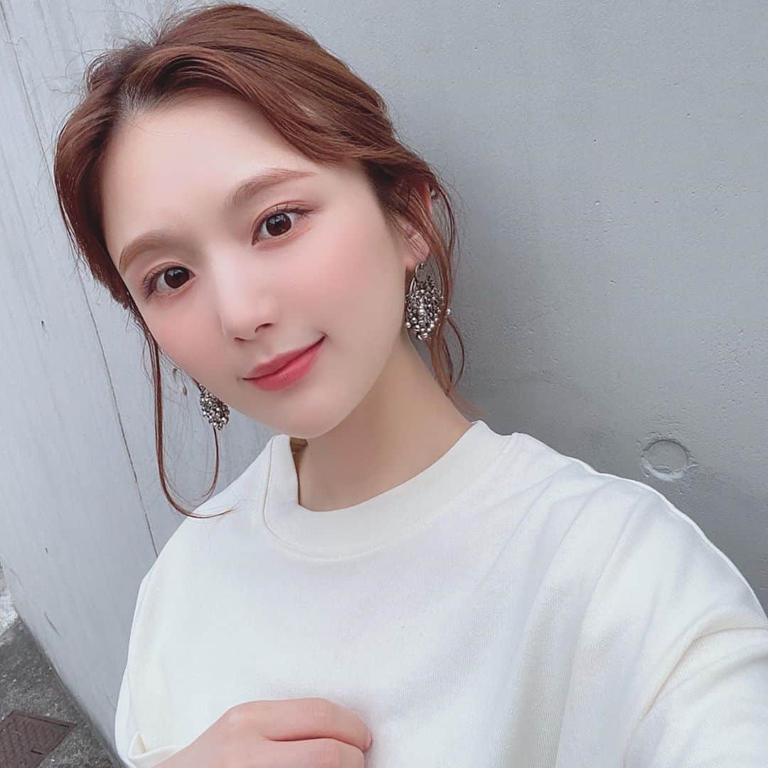 ひよんのインスタグラム：「💇‍♀️❤️ ㅤㅤㅤㅤㅤㅤㅤㅤㅤㅤㅤㅤㅤ 撮影おわたーーー🧡 これは少し前の写真🤳🧸🎀 ㅤㅤㅤㅤㅤㅤㅤㅤㅤㅤㅤㅤㅤ #daily #feeyong #youtube #youtuber #makeup #유튜브 #유튜버 #메이크업 #희영 #한국인 #ひよん」