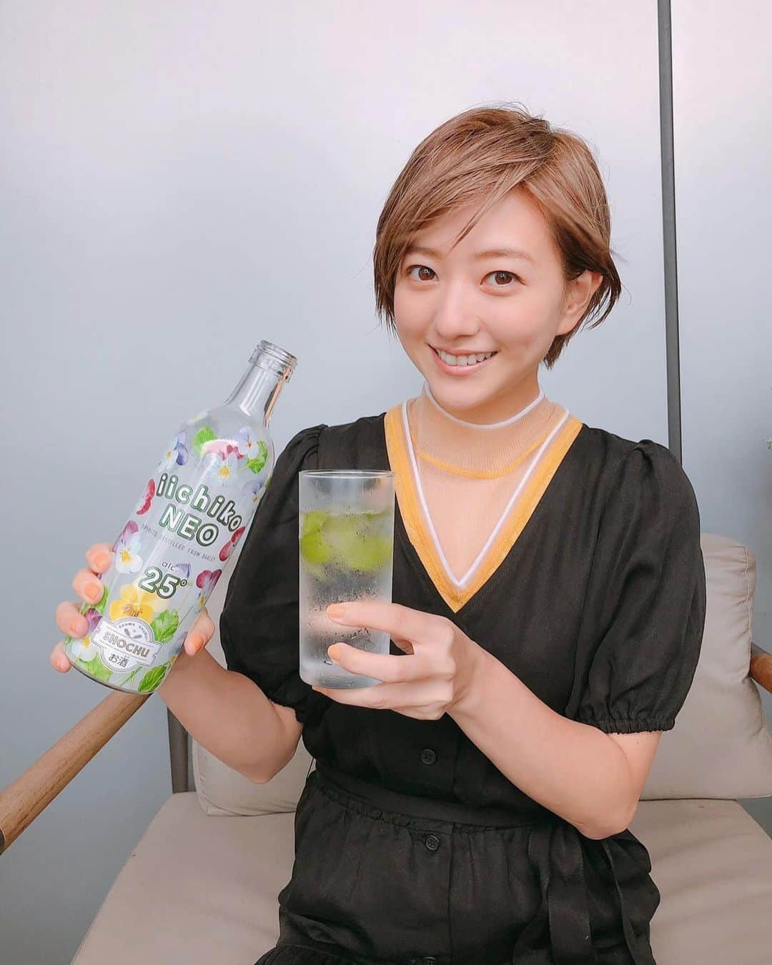 伊藤千晃さんのインスタグラム写真 - (伊藤千晃Instagram)「ボトルのデザインが可愛い﻿ iichiko NEO✨﻿ ﻿ 食事にもあうすっきりとした味わいで、レモンを入れたハイボールで飲むのは間違いなく美味しいです👍﻿ ﻿ さらに私はミントを入れて爽やかハイボールにして飲むのも好きでした☘️﻿ ﻿ こないだのイベントから、すっかりいいちこファンになってしまった私♡﻿ ﻿ 今ならキャンペーンもやってるみたいなのでチェックしてみてね！！﻿ ﻿ #iichikoNEO #いいちこ #iichiko﻿ #NEOハイ #ネオハイ ﻿ #焼酎ハイボール #いいちこ女子 #PR﻿」7月21日 17時51分 - kikichiaki