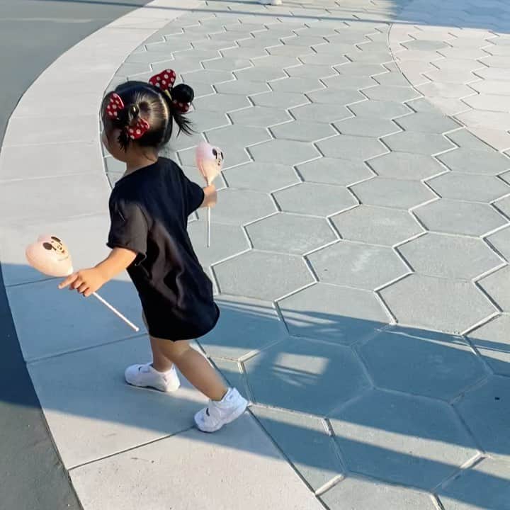 &mのインスタグラム：「雨予報だったけれど、、🐷ちゃんハレオンナパワーでぴーかんでした🥳 ちっちバルーンスティックはどうしても2つ必要らしい💦 #1y9m」