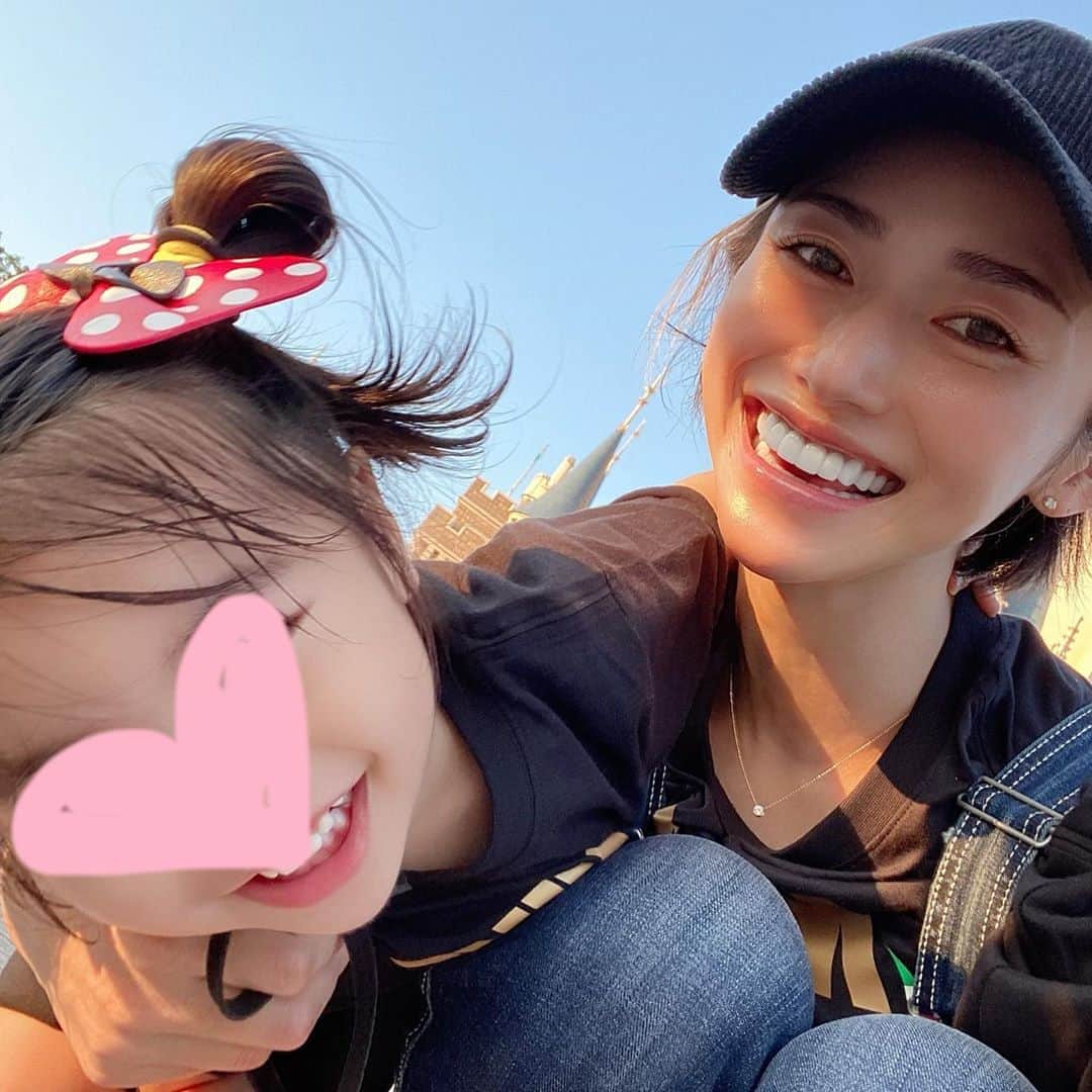 &mのインスタグラム：「やっと行けたね💛 きゃーー！😆て大興奮でした💛 🐷ちゃんブームのちっち（ミッキー）🥳  1位 アンパンマン 2位ちっち 3位ダナ（ドラえもん）  次はアンパンミュージアムだね💛 これもまた大興奮ではなじでちゃうね😆 #1y9m」