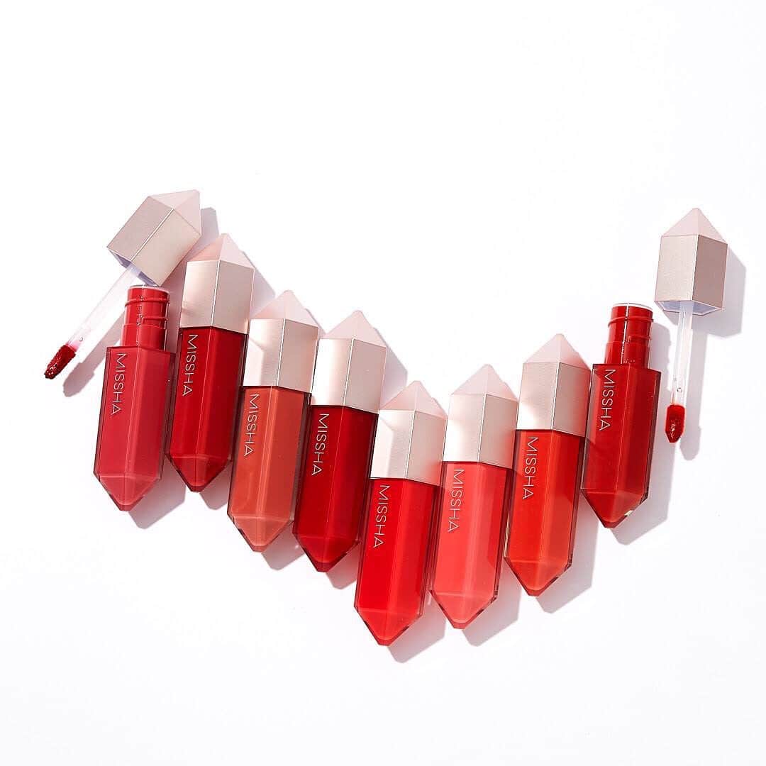 のインスタグラム：「リップに力を。 . 【ミシャ】からマットな質感のリキッドルージュが登場💄高発色のベルベットカラーで、保湿しながらなめらかな唇に。 . ウィッシュストーン ティント ベルベット 全8色 1,100円（税込） . 2020年7月27日（月）発売開始 . 撮影／大槻誠一 . . . Such dreamy packaging! . NEW matte liquid lipstick from【MISSHA】💄The highly pigmented velvet-like lip color will moisturize the lips for a smooth pout. . Wish Stone Tint (Velvet) All 8 Shades Each 1,100 JPY (w/tax) . In stores July 27, 2020 . @missha.beauty #ミシャ #口紅 #リップ #リキッドルージュ #美容 #コスメ #化粧品 #メイク #新作コスメ #コスメ部 #コスメ好きさんと繋がりたい #韓国コスメ #アットコスメ #MISSHA #lip #liquidrouge #beauty #makeup #cosmetics #ilovemakeup #beautynews #atcosme」