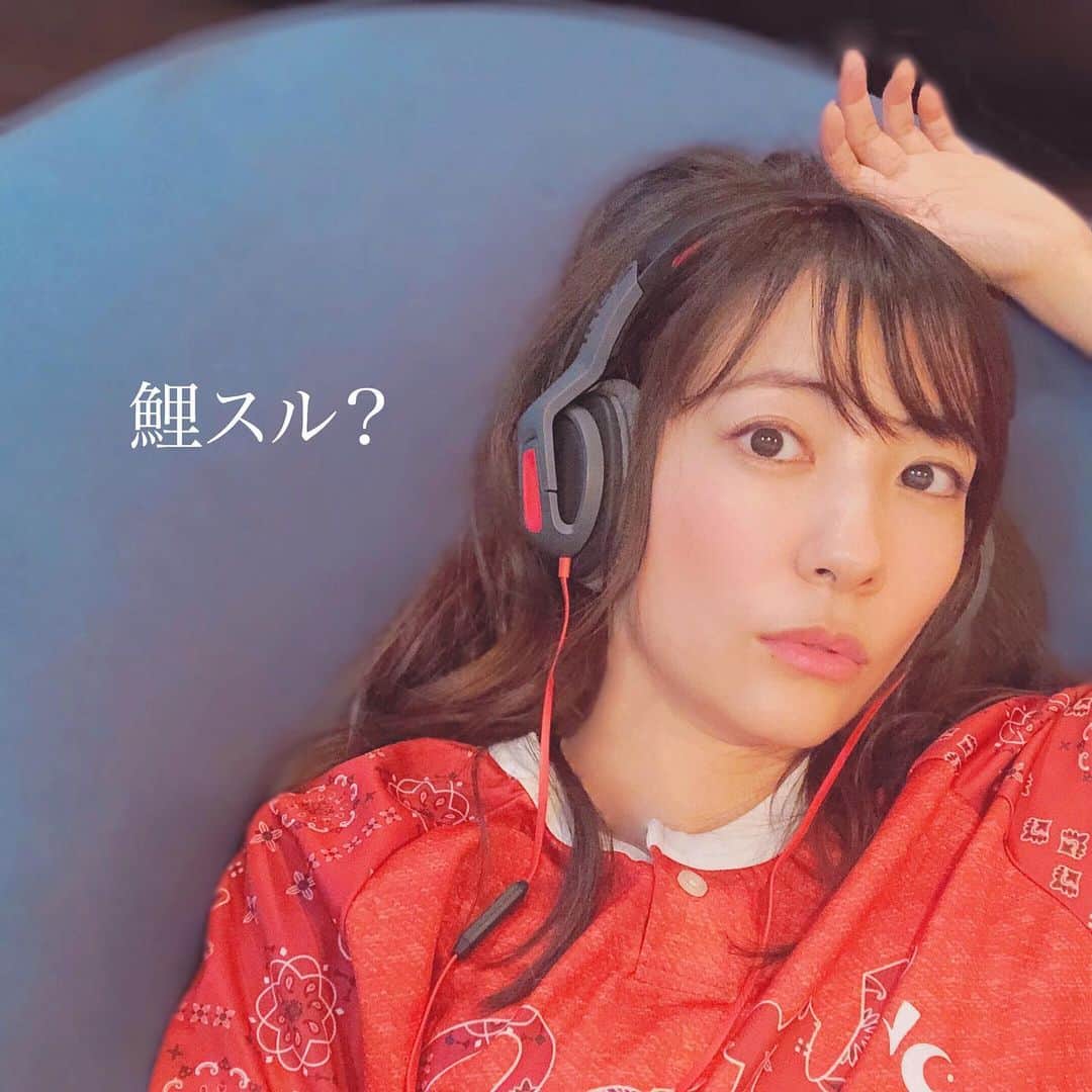 うえむらちかのインスタグラム：「RCCラジオ「うえむらちかの鯉スル企画室」は引き継ぎStay Home月間とし、リモート収録で進めています❣️﻿ ﻿ リモート収録が長くなるに連れ﻿ ガジェット好きな私としては﻿ おうちで収録グッズもどんどん充実してきました👏﻿ ﻿ じゃーん✨﻿ ﻿ @modernity_jp ﻿ SOUL TRANSFORM FIRERED﻿ ﻿ テンションの上がる真っ赤なデザインに﻿ 軽量化と通気性と高いサウンド音質を兼ね備えたオンイヤー型ヘッドフォン🎧﻿ ﻿ やっぱり仕事道具に力入れると﻿ ウキウキして仕事もやる気になりますね💪﻿ ﻿ 150gでぶち軽くてつけやすいし﻿ イヤーパッドが着脱式で﻿ 水洗いできるのも良かったな〜🙆‍♀️﻿ ﻿ ﻿ #SOUL #イヤフォン #ヘッドフォン﻿ #Headphones #pr #modernity #radio﻿ #コイラボ #ラジオ #ラジオ収録﻿ #リモート収録 #おうち収録﻿ #ガジェット女子 #ガジェット好き #カープ女子 #インスタ野球女子」