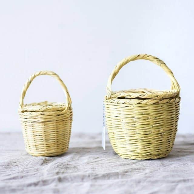 のインスタグラム：「. ＼キナリノモール／CASTELLA NOTE｜CANE BASKET . －－－－－－－－－ ポルトガルから届いたかごバッグ* . CANE（ケイン）という葦科の植物でひとつひとつ手編みされたバスケット。 代々受け継がれてきた手法で、今もポルトガルのおばあちゃんがつくる伝統的な暮らしの道具です。 スライドしてあけることができる蓋は、中身の目隠しに◎。 携帯や財布など必要なものを入れてカバンとして、また、浴衣に合わせても素敵なsmallサイズ。玄関や洗面所など小物の収納、カトラリー立てとしても使えるちいさなminiサイズ。 2種類をご用意しています＊ . －－－－－－－－－ https://kinarino-mall.jp/item-54559 . . ▶画像をタップすると詳細情報をご覧いただけます。 . ▶プロフィールの「インスタ掲載」ボタンから、ご紹介商品をまとめてご覧いただけます。→@kinarino_official . ▶キナリノアプリでも販売中！ 「お買いもの」→「インスタグラム掲載アイテム」 　 ※ダウンロードはプロフィールリンクから→@kinarino_official . . #キナリノモール #キナリノ #丁寧な暮らし #暮らし #バッグ #バスケット #かごバッグ #籠 #お出かけ #コーディネート #コーデ #今日のコーデ #haluta #CASTELLANOTE #bag #BASKET #BASKETbag #fashion #style #fashionista #coordination #simple #ootd #instafashion .」