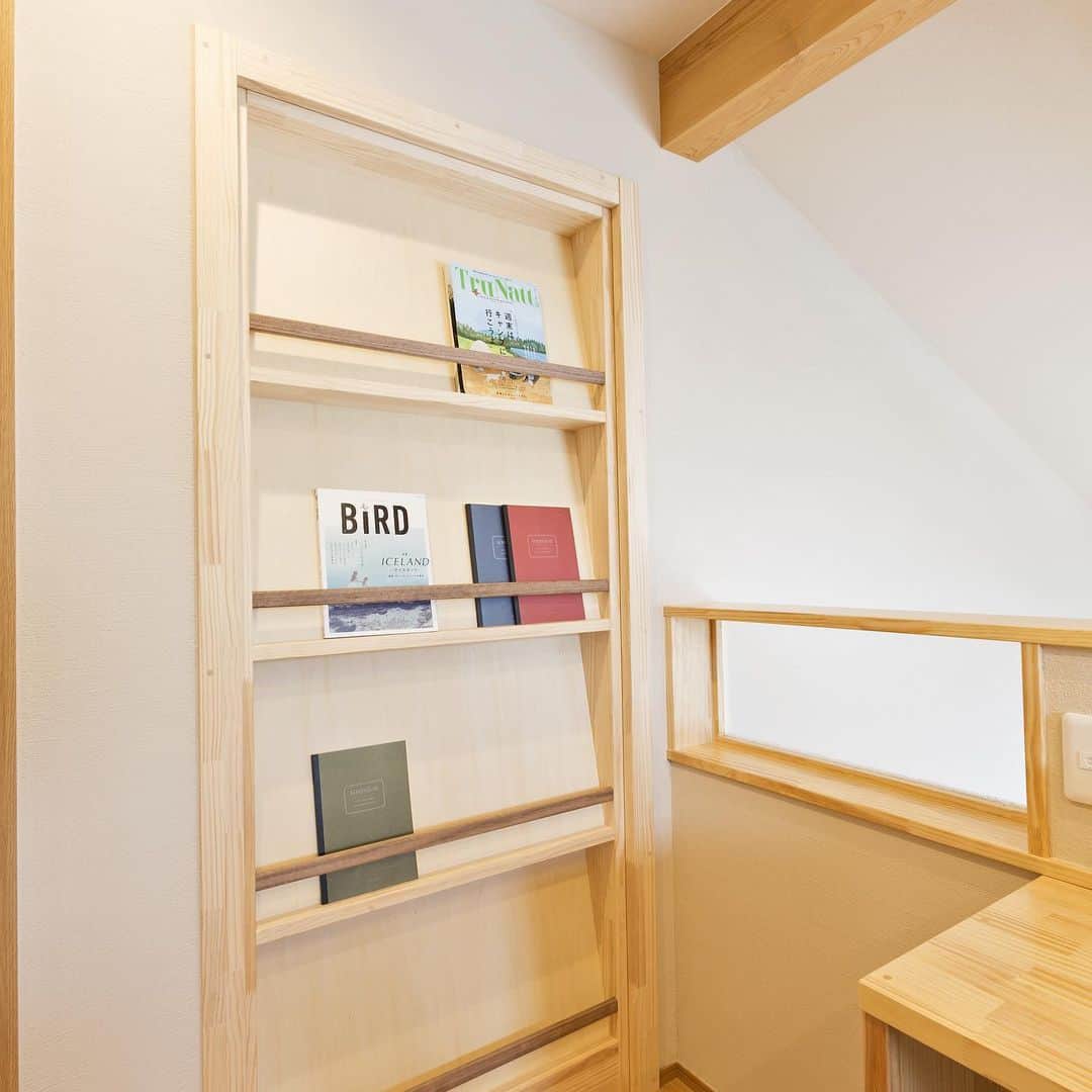 OKOCHI STYLE(香川県) さんのインスタグラム写真 - (OKOCHI STYLE(香川県) Instagram)「住宅展示場見学会情報をお届けしています📲﻿ いいね👍フォロー大歓迎です✨﻿  ﻿ 香川県の西部(西讃)に、住宅展示場が出来ました。﻿ ﻿ 今日はちょっと憧れる施工事例をご紹介。﻿ 2Fのホールにあるファミリースペースには、ちょっとワクワクする仕掛けがあるんです。﻿ 本棚かと思いきや…💡﻿ ﻿ 隠し部屋、発見です✨﻿ ﻿ 注文住宅ならではの、家づくりをしています！﻿ この展示場をご覧いただき、家づくりのイメージを膨らましてください。﻿ 私達がご提案したい暮らし方をカタチにしています。﻿ ﻿ 7／25(土)26(日)は、open見学会を開催。﻿ 新型コロナウイルス感染拡大防止対策として、マスクの着用をお願いします。﻿ 入場人数によっては、会場への入場をお待ちしていただくこともございます。﻿ ご了承ください。﻿ ※平日・土日祝のご見学は、ご予約いただけるとご対応させていただきます。﻿  ﻿ 詳細はHP【イベント予告】をご覧ください。﻿  ﻿ Instagramで紹介した写真は、下のプロフィールをご覧ください♪﻿ ーーーーーーーーー﻿ @okochi.komuten ﻿ ーーーーーーーーー﻿  ﻿ 資料請求専用インスタ始めました！﻿ 家づくりの資料請求はこちらから⬇️﻿ ーーーーーーーー﻿ @request_ok﻿ ーーーーーーーー﻿  ﻿ 街角リゾート木きん堂倶楽部のインスタもご覧ください(カフェ&ギャラリー情報)🌟﻿ ーーーーーーーーー﻿ @mokkindou.cafe ﻿ ーーーーーーーーー﻿  ﻿ 大河内工務店HPのURLはこちら⬇️﻿ https://www.okochi.co.jp﻿  ﻿ #見学会 #モデルハウス見学 #内覧会 #ちょっと楽しい #ファミリースペース #香川の家　#本棚収納 #隠し部屋 #木の家づくり#工務店 #建築 #設計 #自由設計 #注文住宅 #新築一戸建て #新築注文住宅 #新築戸建て #施工事例 #工務店だからつくれる家 #暮らしを楽しむ #家づくり #おしゃれな家 #マイホームプラン #香川イベント  #香川の工務店 #香川県 #大河内工務店」7月21日 18時00分 - okochi.komuten