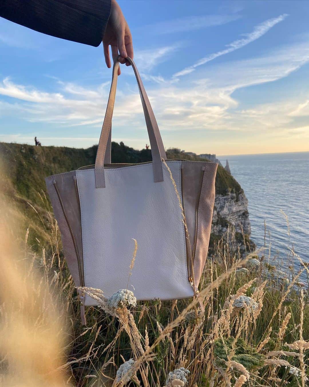 Annabel Smitさんのインスタグラム写真 - (Annabel SmitInstagram)「Loving the boxy silhouette these days! Also how beautiful are the Étretat cliffs in France 😍 and don’t even get me started about this bag, that the girls at @lemoutonuy were so kind to gift me 🥺」7月21日 18時02分 - annabelsmitt