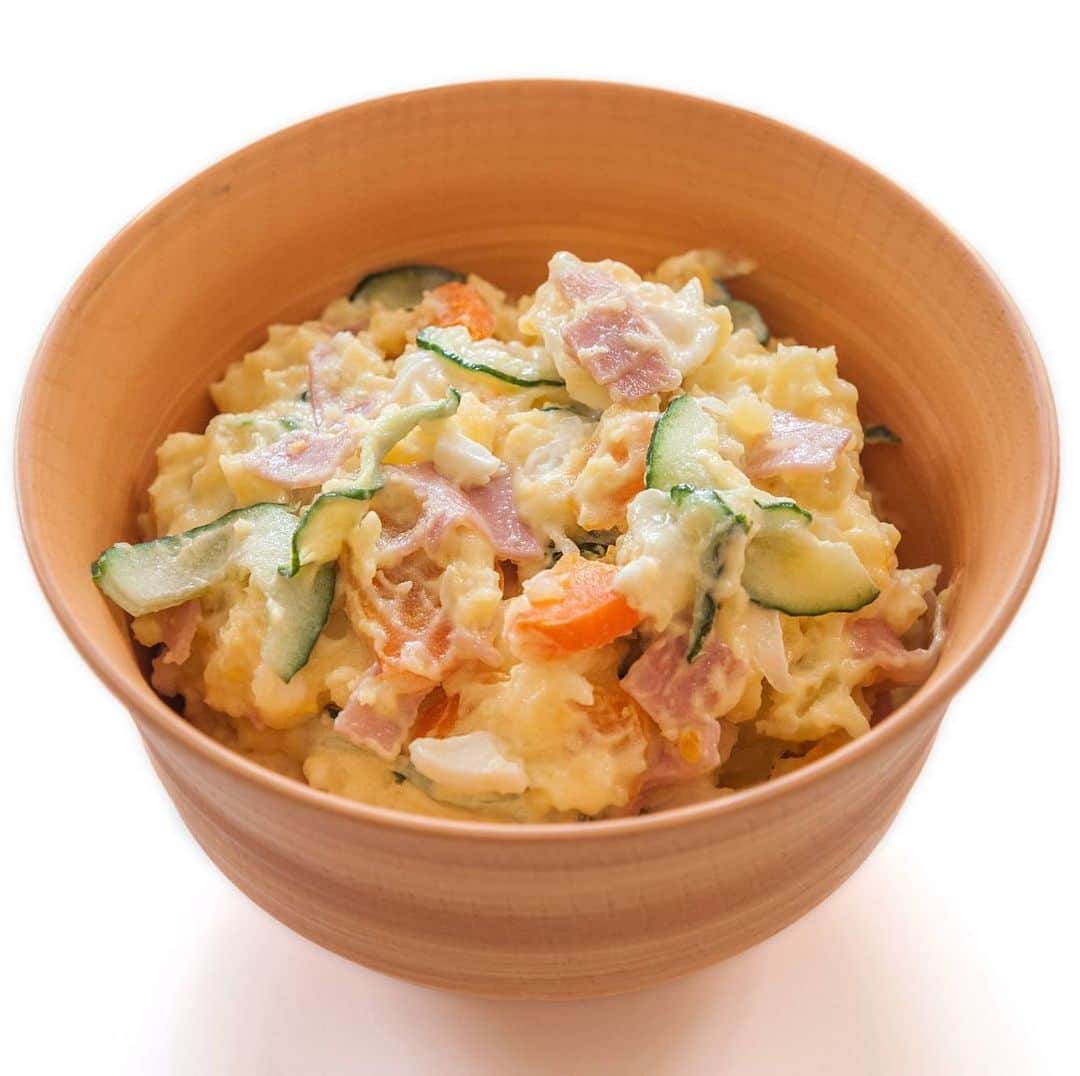 The Japan Timesさんのインスタグラム写真 - (The Japan TimesInstagram)「Need some comfort food? It’s not known when and how potato salad was introduced to the Japanese food repertoire, or which European cuisine it was inspired by. The most popular theory is that it may have been derived from Olivier salad, a diced boiled potato-based dish that’s eaten in Russia and several other countries. One of the earliest published recipes aimed at home cooks for potato salad appeared in 1935 and called for homemade mayonnaise, but the introduction of commercial mayonnaise by Kewpie Co. a decade earlier most certainly helped to spread the dish’s popularity. By the 1950s, potato salad had become a home kitchen favorite, and in 1972 a cooking magazine called it Japan’s “most familiar and loved salad.” Click on the link in our bio for a recipe for Japanese potato salad. 📸 Makiko Itoh . . . . . . #Japan #Tokyo #cooking #japanesecooking #japanesefood #potatosalad #potato #recipe #japantimes #日本 #東京 #ポテサラ #ポテトサラダ #レシピ #料理 #日本料理 #美味しい #ジャパンタイムズ #🥔」7月21日 18時05分 - thejapantimes