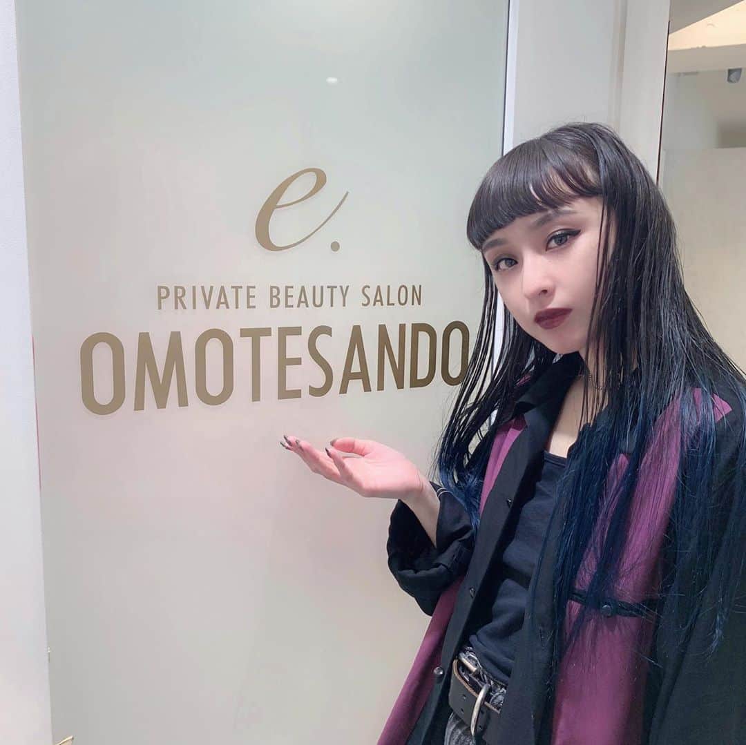 aoiのインスタグラム：「最新美容法のニードレスインジェクターを体験してきました💆🏼‍♀️ 首、目元、頭皮までやってくれて、全然痛くないのに皮下3mmまで溶液が入るんだって！ 私はヒト幹細胞培養液にしてもらいました💎  美容室と併設してあるから、終わった後ヘアセットもしてもらえる至れり尽くせり🥺  #北青山　#表参道　#エステ　#エアー注射　#針無し注射　#ニードレスインジェクター　#ヒト幹細胞　#ヒト幹細胞培養液　#ヒト幹細胞エステ　#ヒアルロン酸　#プラセンタ　#肌再生　#リフトアップ　#モチモチ肌　#毛穴レス肌　#最新美容機器　#若返り　#完全個室　#プライベートサロン　#隠れ家サロン」