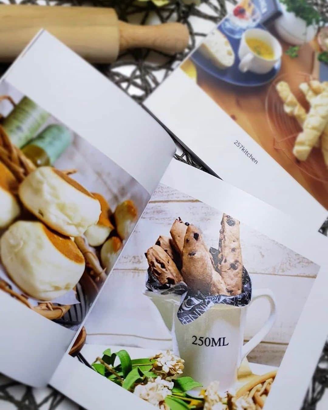 しまうまプリント【公式】フォトブック無料企画開催中さんのインスタグラム写真 - (しまうまプリント【公式】フォトブック無料企画開催中Instagram)「パンとケーキのおいしいフォトブック🥐 ・ ・ 本日ご紹介するのは @ka___na3 さまのご投稿です✨ ・ こんがり焼いたパンや、 ふわふわのパンケーキのお写真を集めて 1冊のフォトブックを作成頂きました🍞 ・ 今回、@ka___na3 さまは お姉さまへのお誕生日プレゼントとして お姉さまがこれまでに作ったパンやケーキのお写真を フォトブックにまとめてプレゼントされたとのこと🦓💕 ・ 甘くておいしいプレゼントになりましたね✨ ・ ・ しまうまプリントの プレミアム仕様のフォトブックは 発色も鮮やかで紙質もしっかりしているので プレゼントに最適です🎁 ・ 写真だけじゃなく、メッセージも添えれば より心に残るプレゼントになりますよ😊 ・ ・ @ka___na3 さま、 素敵なご投稿ありがとうございました！ ・ ・ しまうまプリントでは みなさまのフォトブック・写真プリント作品を お待ちしています！ 上手にできたら#しまうまプリント をつけて 投稿してみてくださいね🦓 ・ ・ ・ #しまうまプリント#しまうまフォトブック#フォトブック#フォト#写真#アルバム#フォトアルバム#写真アルバム#記念#プレゼント#誕生日#手作り#パン好き #デザート #手作りパン#パン#ケーキ#スイーツ Repost from @ka___na3 ・・・ 姉のbirthdayプレゼントの1つで姉が作って私が撮ったケーキ🍰やパン🍞たちの作品集のフォトブックを作成しました💝😆  *  今回はしまうまプリントさんのスクエアサイズのプレミアムで作ってみました❤画質が綺麗😍同じ鹿児島からの発送なので、到着までも早くてありがたいです😂💝  *  Happybirthday!!!お姉ちゃん👩  *  #galaxy #galaxys8 #カメラ女子  #写真好きな人と繋がりたい #鹿屋 #鹿児島県 #しまうまフォトブック #みんなでつくるしまうまフォト #フォトブック #スクエア #パン教室 #パン #シフォンケーキ #257kitchen  #作品集 @257kitchen @shimaumaprint」7月21日 18時07分 - shimaumaprint