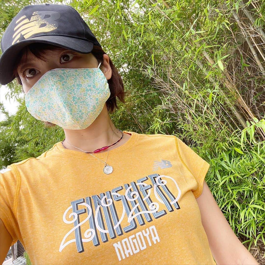 西谷綾子のインスタグラム：「✴︎ 名古屋ウィメンズオンラインマラソン フィニッシャーTシャツとTiffanyペンダント🌻 8km☺️🐾  可愛くて華やかでひときわ目立つイエロー💛  ペンダントは、“ひまわり”の花のモチーフ🌻 夏の暑さに負けず 太陽に向かって真っ直ぐと咲き誇る ひまわりのように目標に向かい 一生懸命に取り組む女性をイメージし デザインされたそうです☺️  名古屋ウィメンズマラソン2020に向け 3時間切り練習の過程は一生忘れず宝物💎🌈  また挑戦できる日を楽しみに😊  お母さん手作りマスク🍀 夏versionともぴったり😂👍  #名古屋ウィメンズマラソン #tiffany #newbalance  #ティファニー #ニューバランス  #ファイテン」