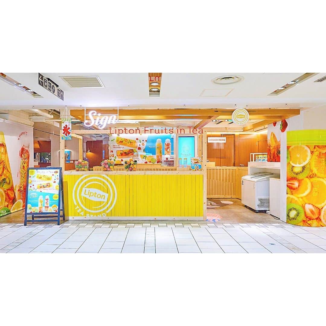 リプトンのインスタグラム：「TEA STAND Fruits in Tea吉祥寺店明日オープン！！💛🍊 暑い夏を爽やかにしてくれるFruits in Teaが吉祥寺にやってくる✨ 吉祥寺にも巨大タンブラーが出現！目印にしてね👀 . ＜Fruits in Tea KICHIJOJI＞ 日時：7/22(水)-9/13(日) 11:00-20:00 (L.O. 19:45) 場所：Sign吉祥寺 . フルーツインティーもパフェ氷も楽しんでね🍧 #リプトン #Lipton #FruitsinTea #フルーツインティー #ColdBrew #コールドブリュー #リプトンコールドブリュー #水出しアイスティー #水出し紅茶 #癒し #リラックス #Happy #期間限定 #LiptonTEASTANDFruitsinTea #ComingSoon #吉祥寺 #リプトンでつながる」